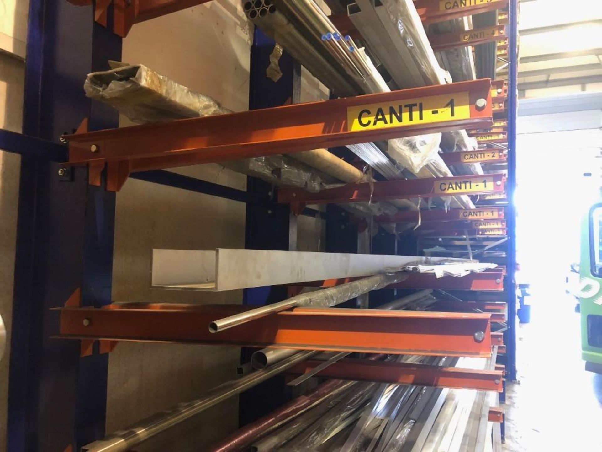 4 bays of heavy duty cantilever racking consisting of 5 L shaped blue frame upright beams 6m tall - Image 2 of 6