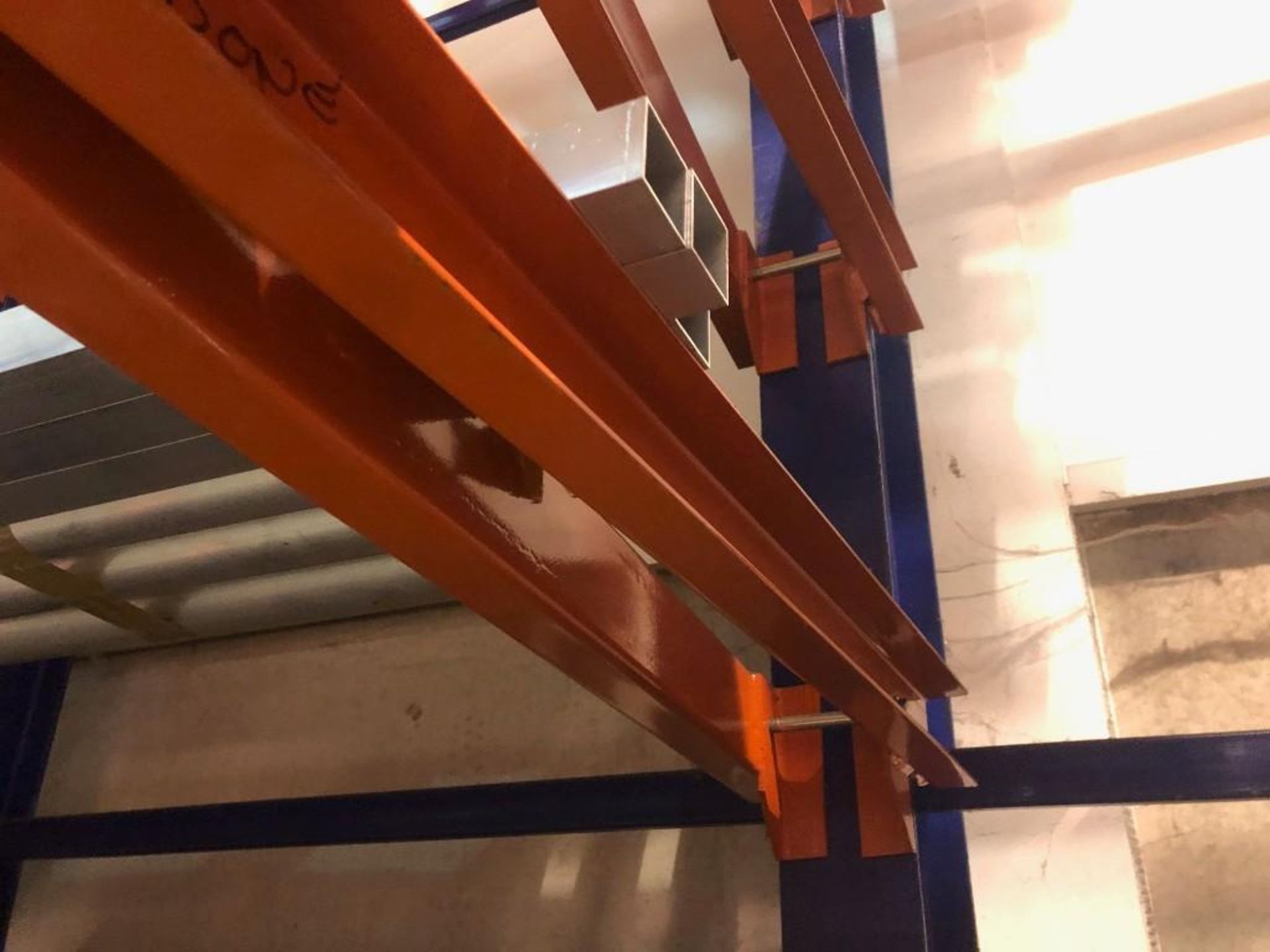 4 bays of heavy duty cantilever racking consisting of 5 L shaped blue frame upright beams 6m tall - Image 4 of 6