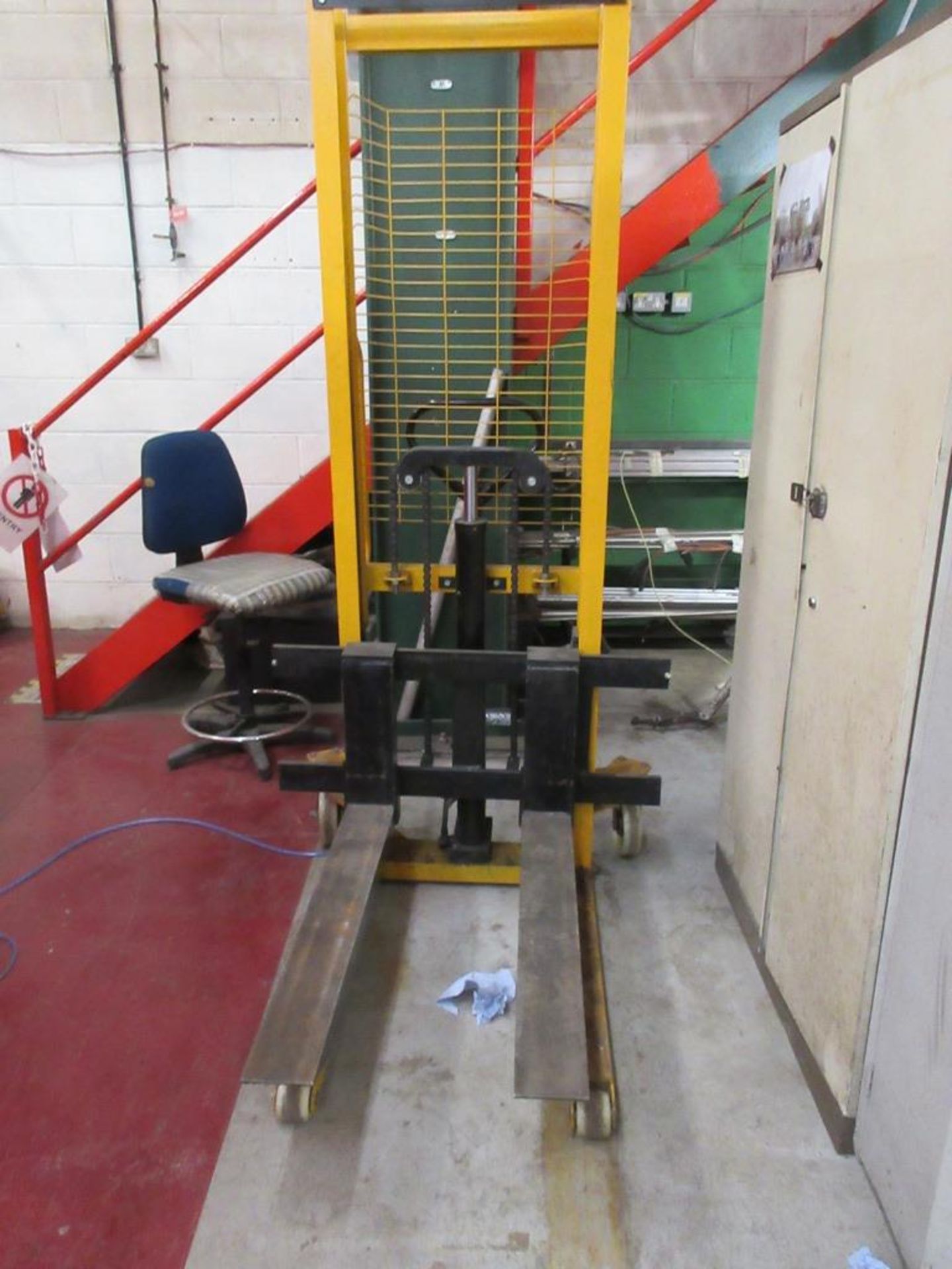 Chaoneng SHT-IT mobile pedestrian stacker lift NB: This item has no record of Thorough