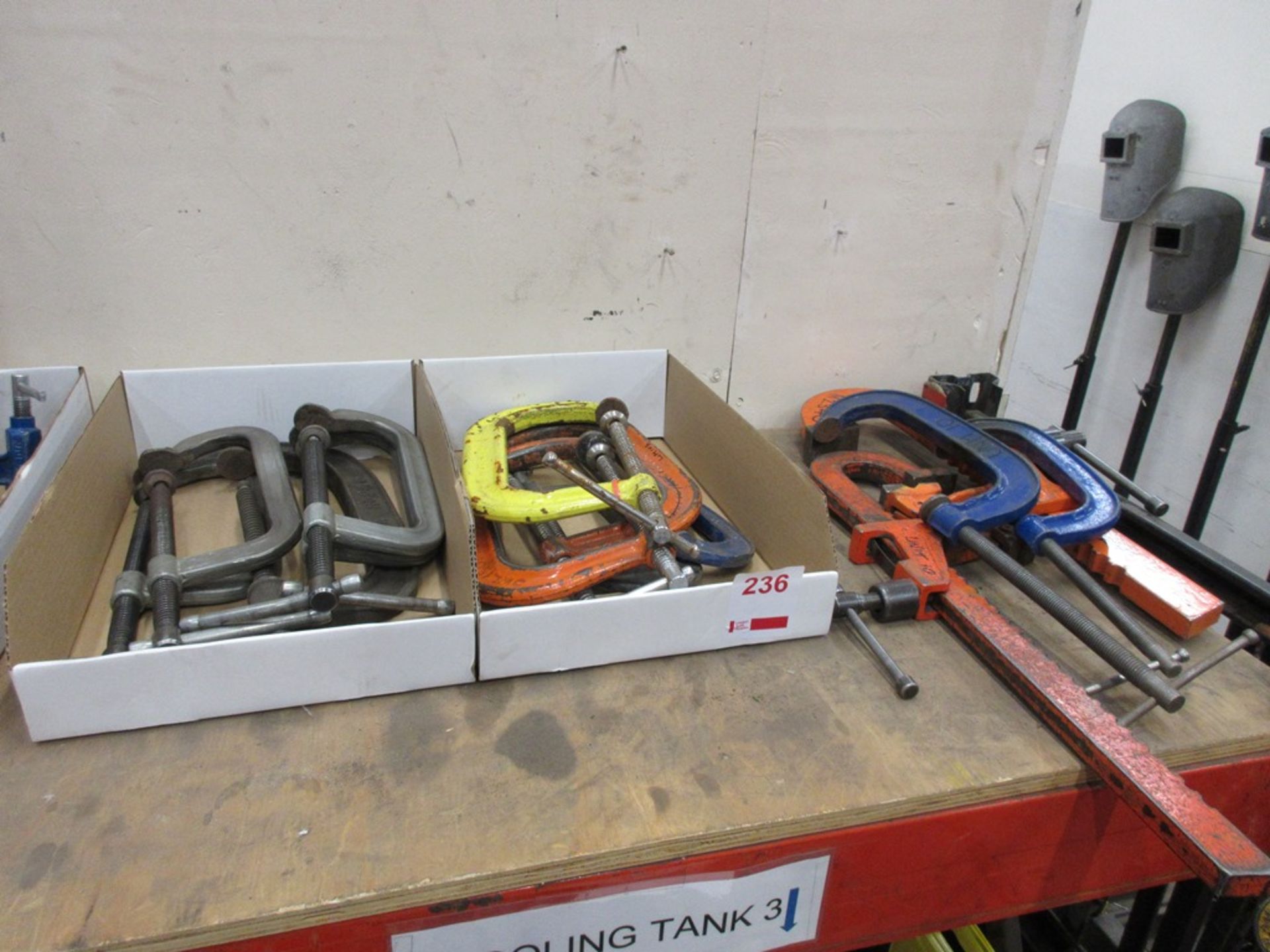 Quantity of assorted size G clamps and carver clamps