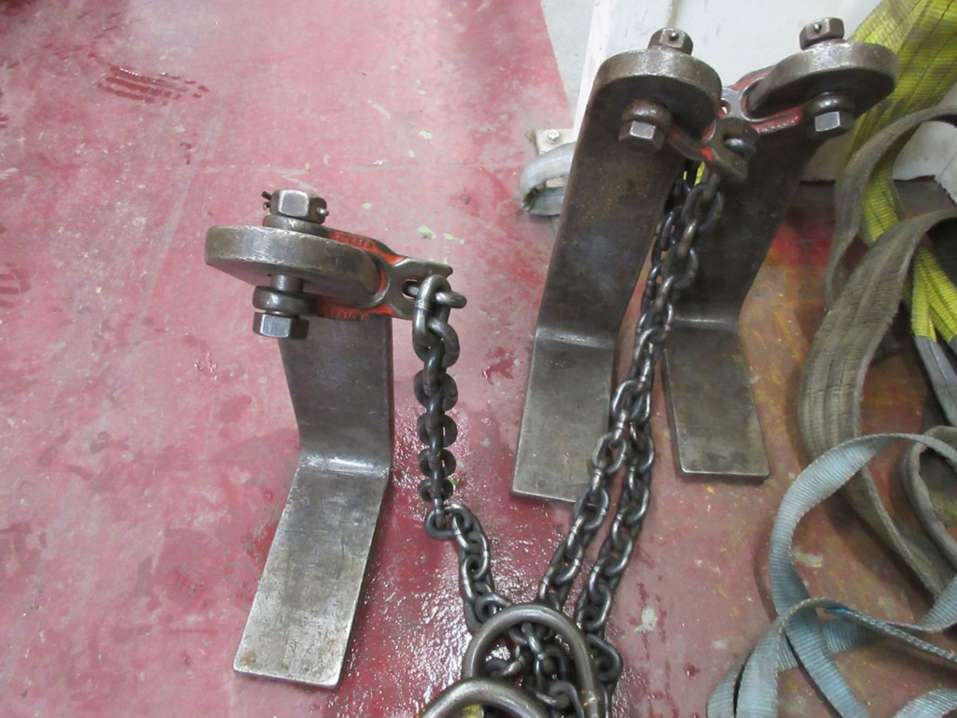 Three steel plate lifts and lifting chain NB: This item has no record of Thorough Examination. The - Image 2 of 3