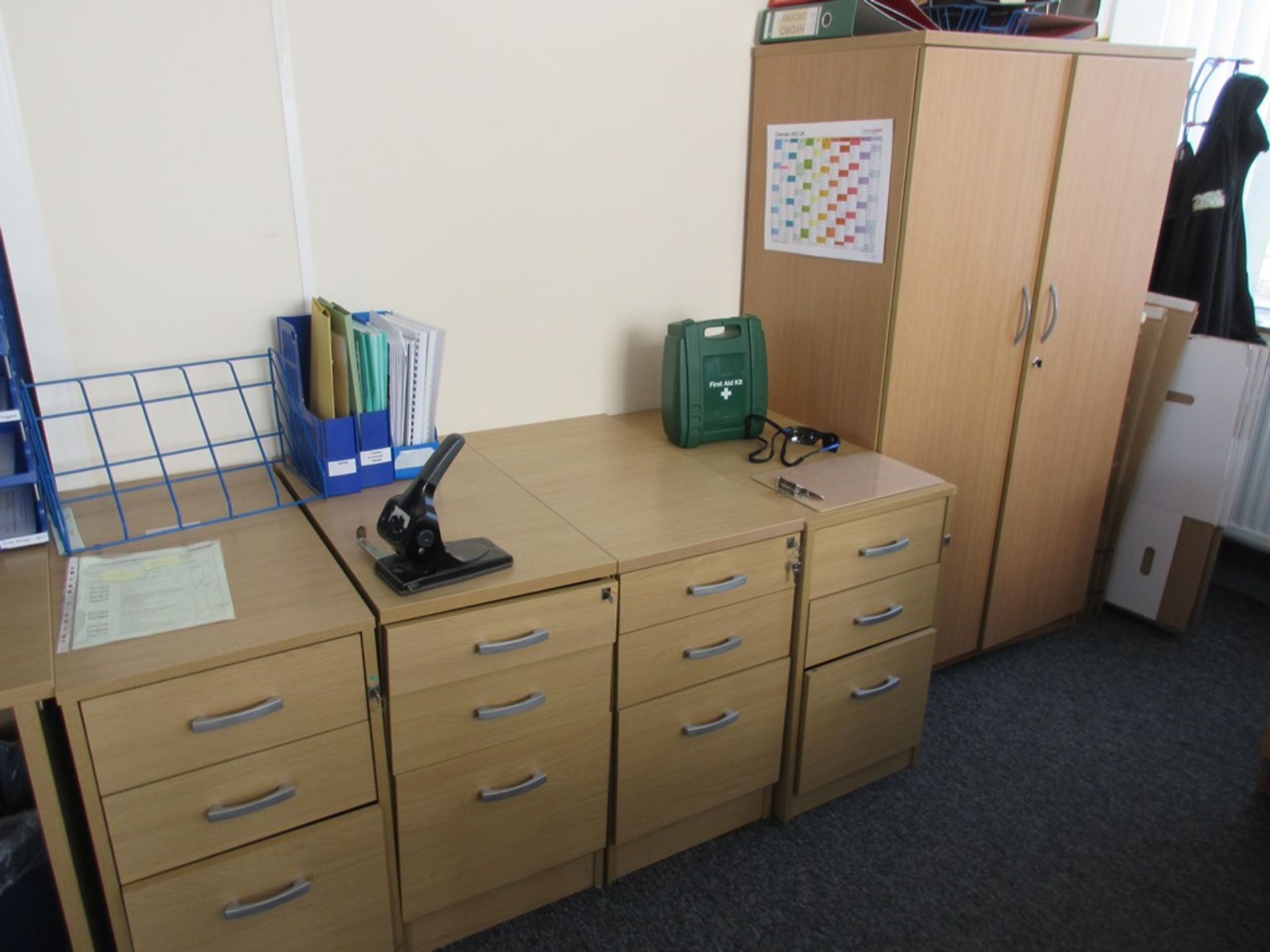 Wood effect corner workstation, 6 x 3-drawer pedestal units, upholstered swivel chair, 1 x 2-door - Image 2 of 4