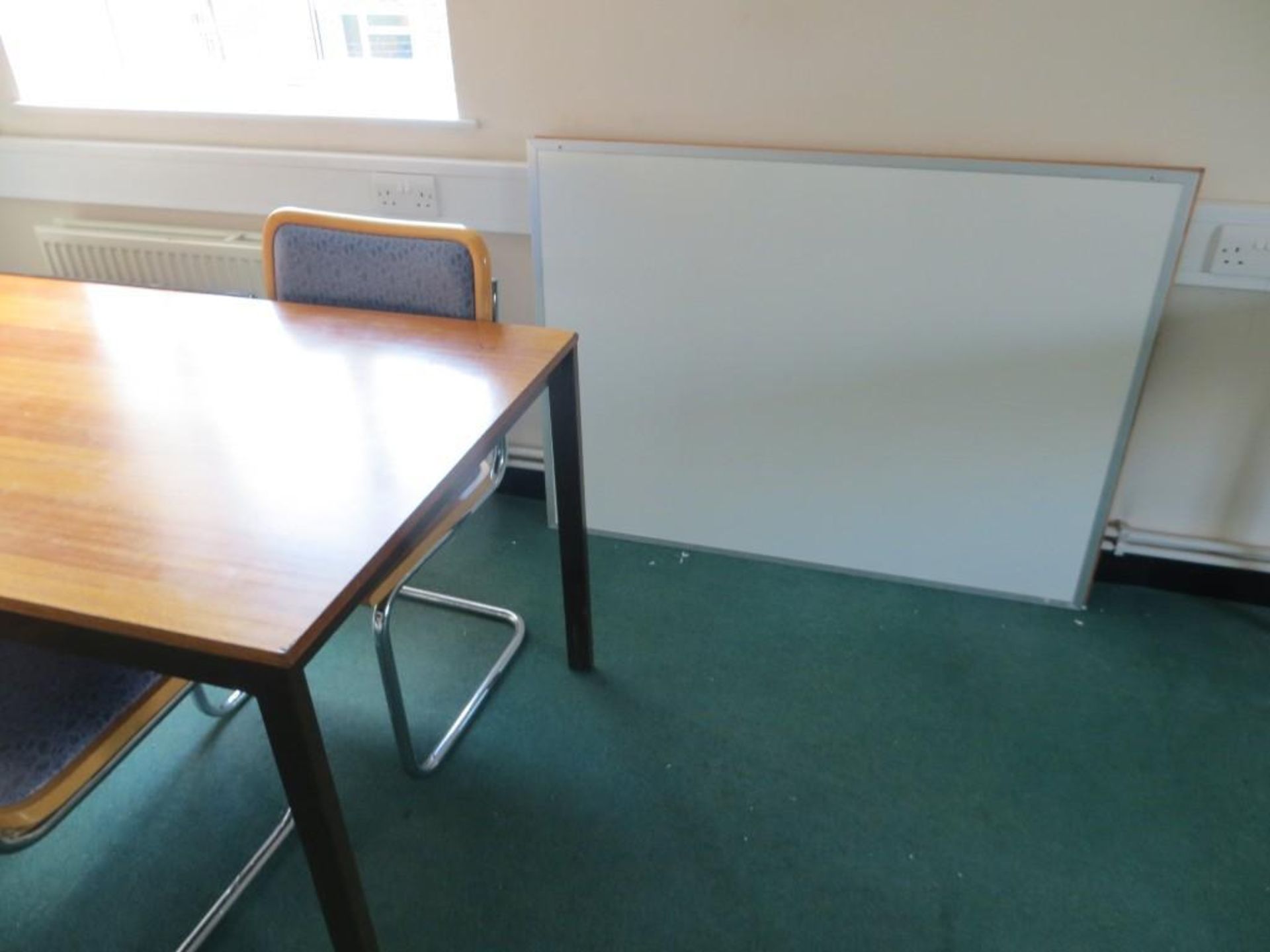 Contents of room to include 5 various tables, 7 cantilever chairs, dry wipe board, 2 notice boards - Image 4 of 5