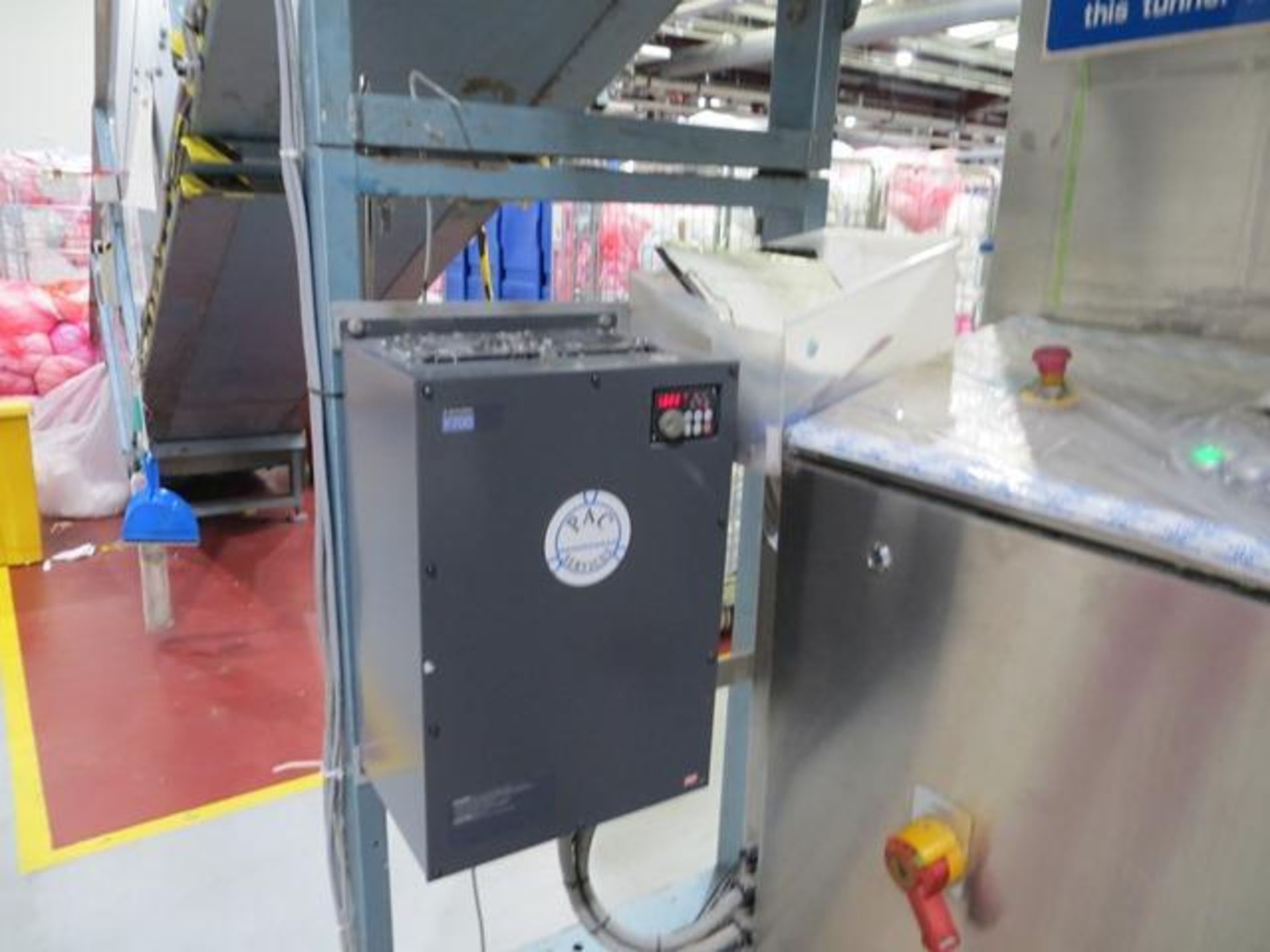 Voss CBW 15 compartment tunnel washing machine complete with entry and exit conveyors, Braithwaite - Image 11 of 15