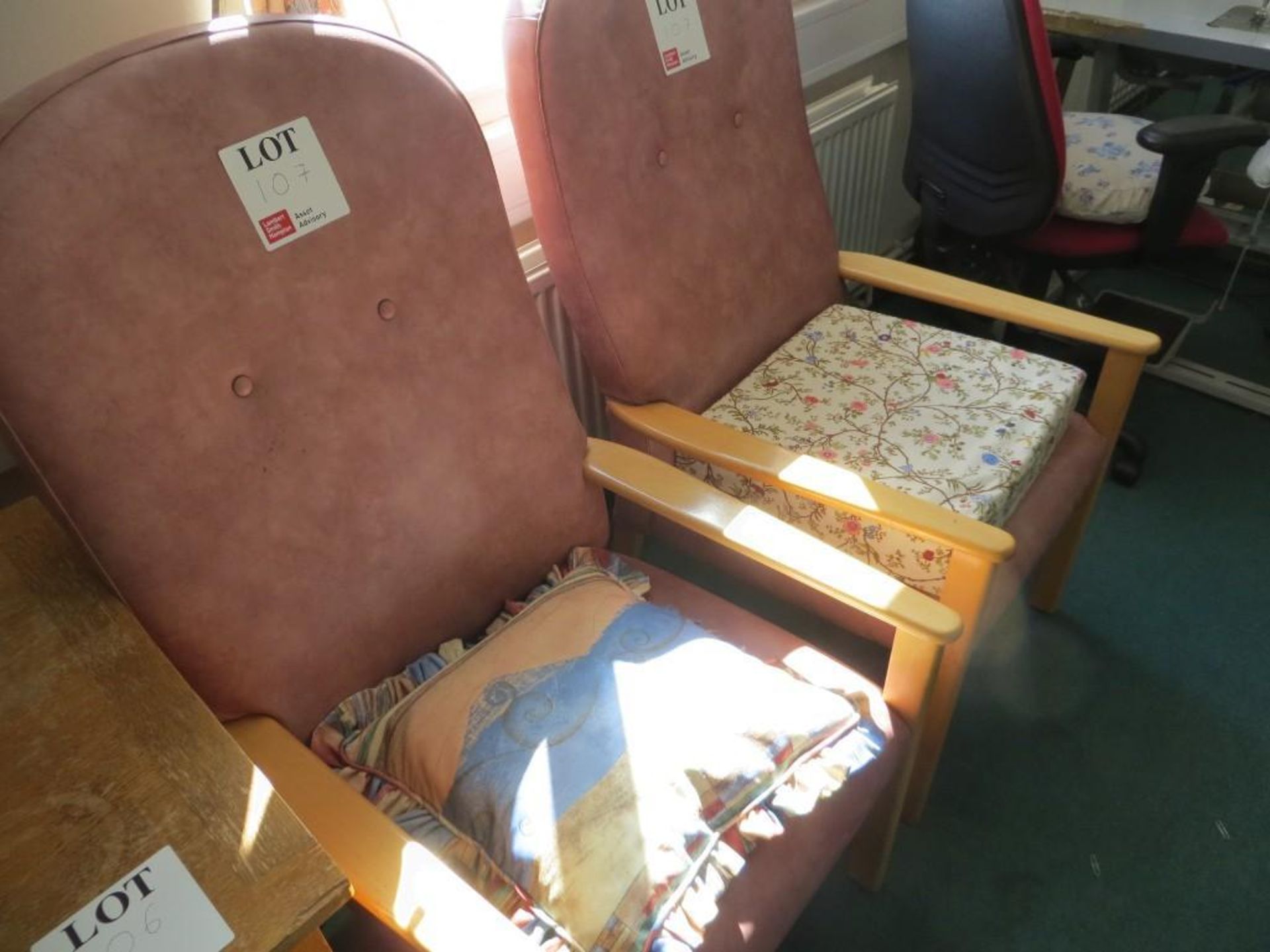 2 hospital/waiting room arm chairs in salmon washable vinyl - Bild 2 aus 3