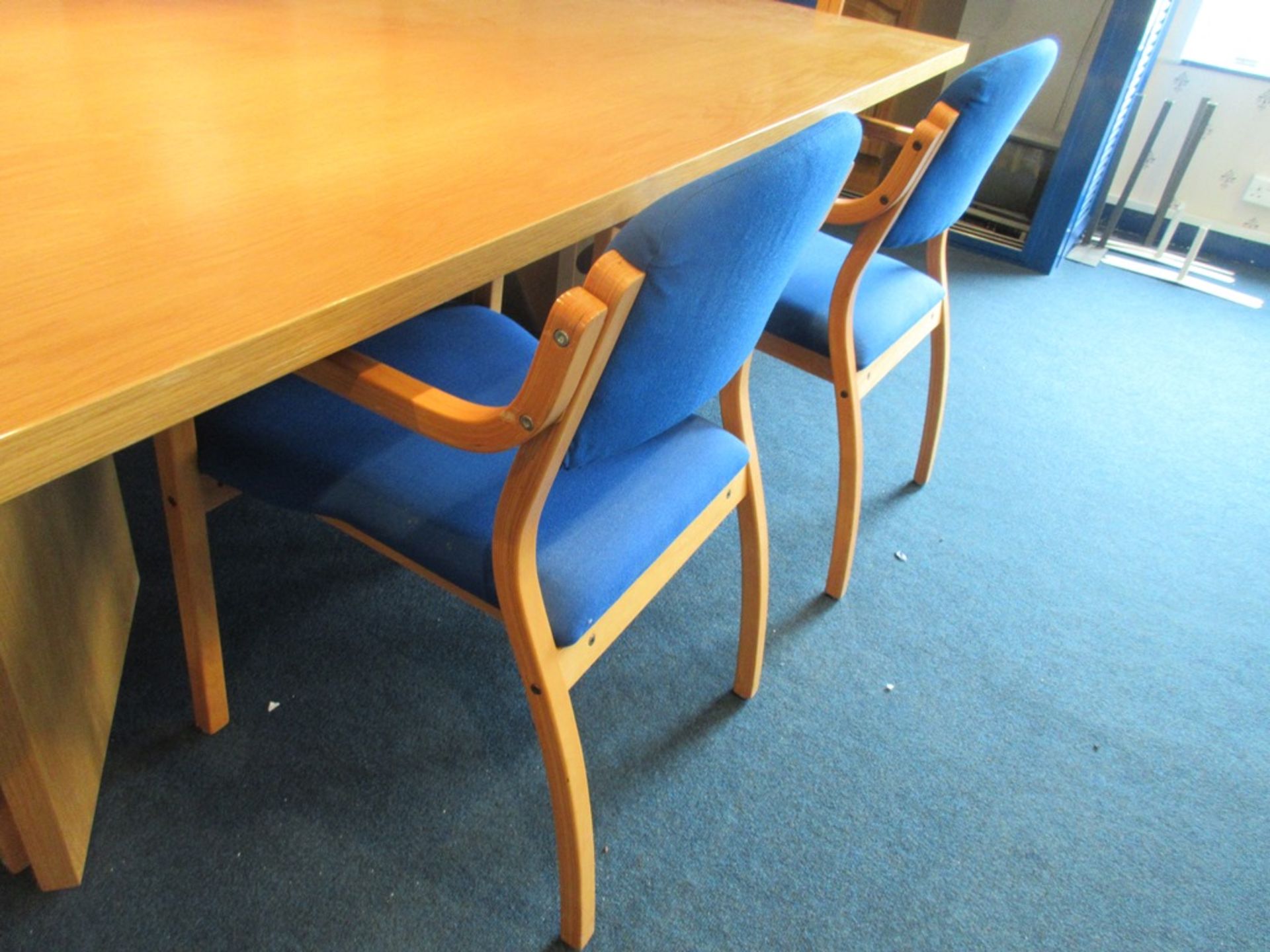 Wood effect boardroom table, approx. 8' x 4' with 6 x wood effect framed upholstered meeting chairs - Image 2 of 4