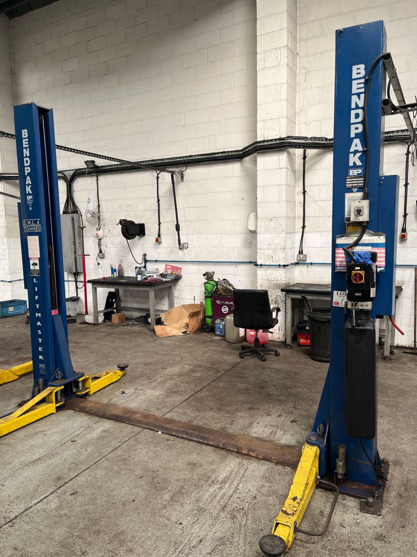 Bendpak twin post vehicle lift