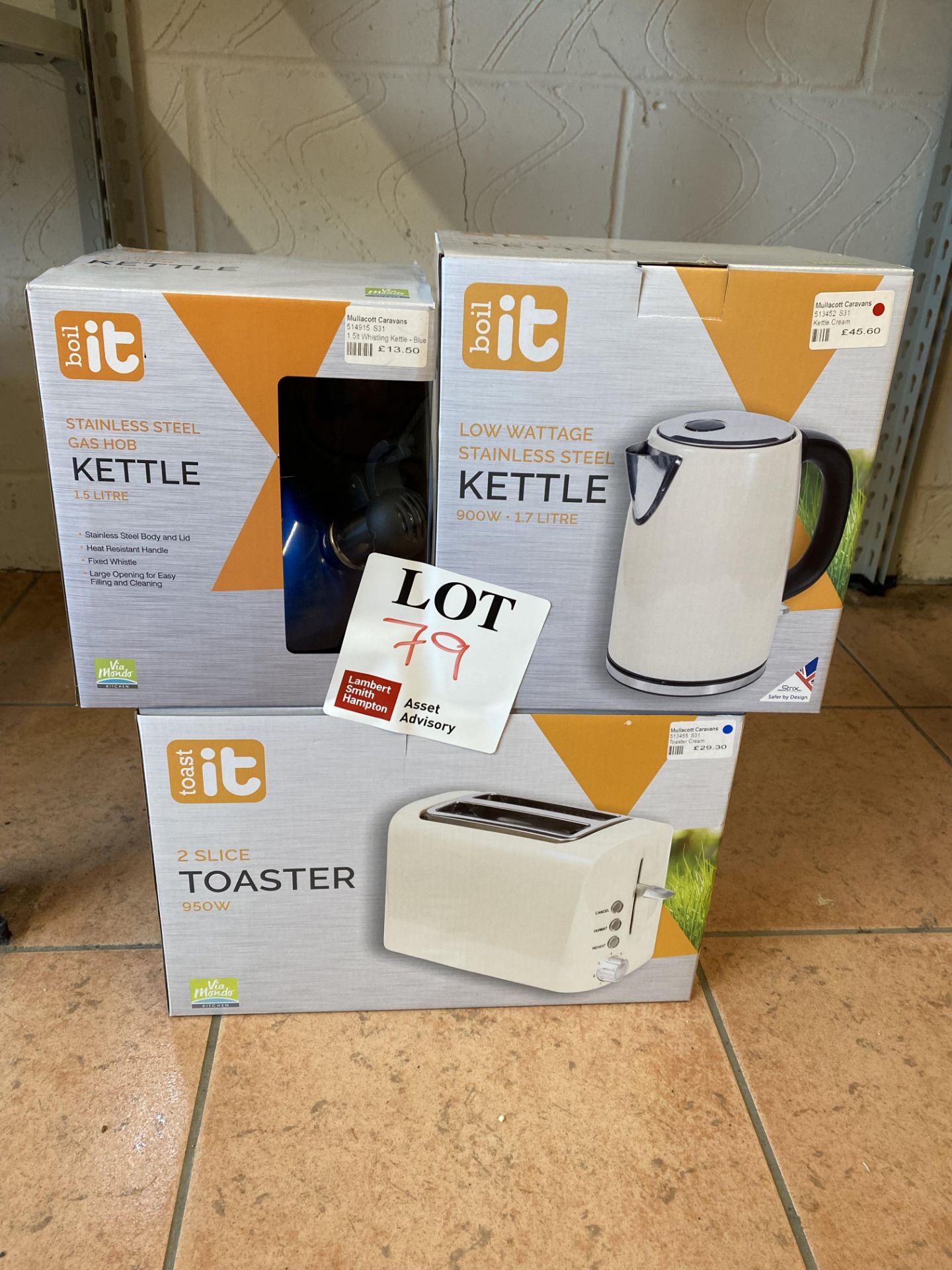 Two kettles, one toaster