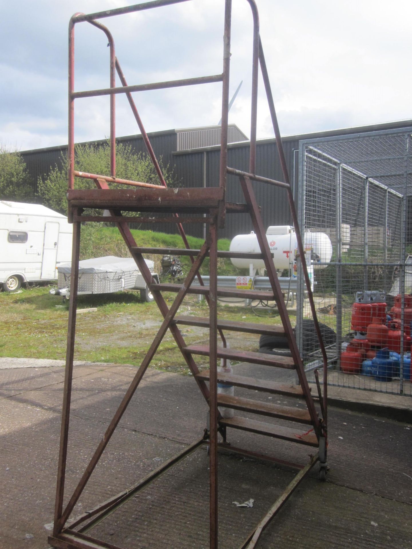 Steel frame mobile stairs (outside) - Image 2 of 3