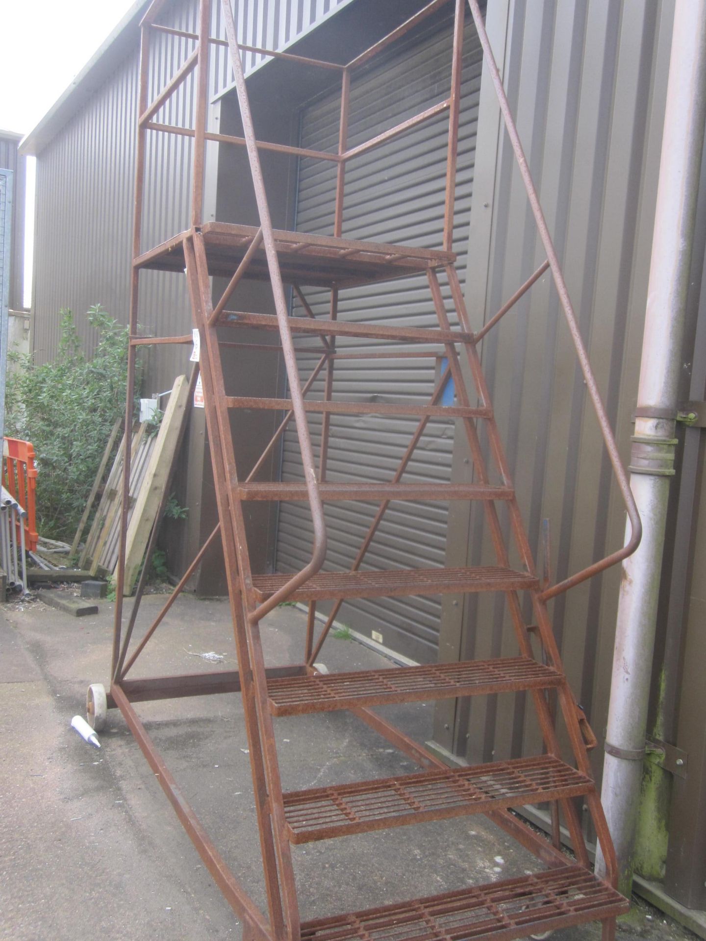 Steel frame mobile stairs (outside)