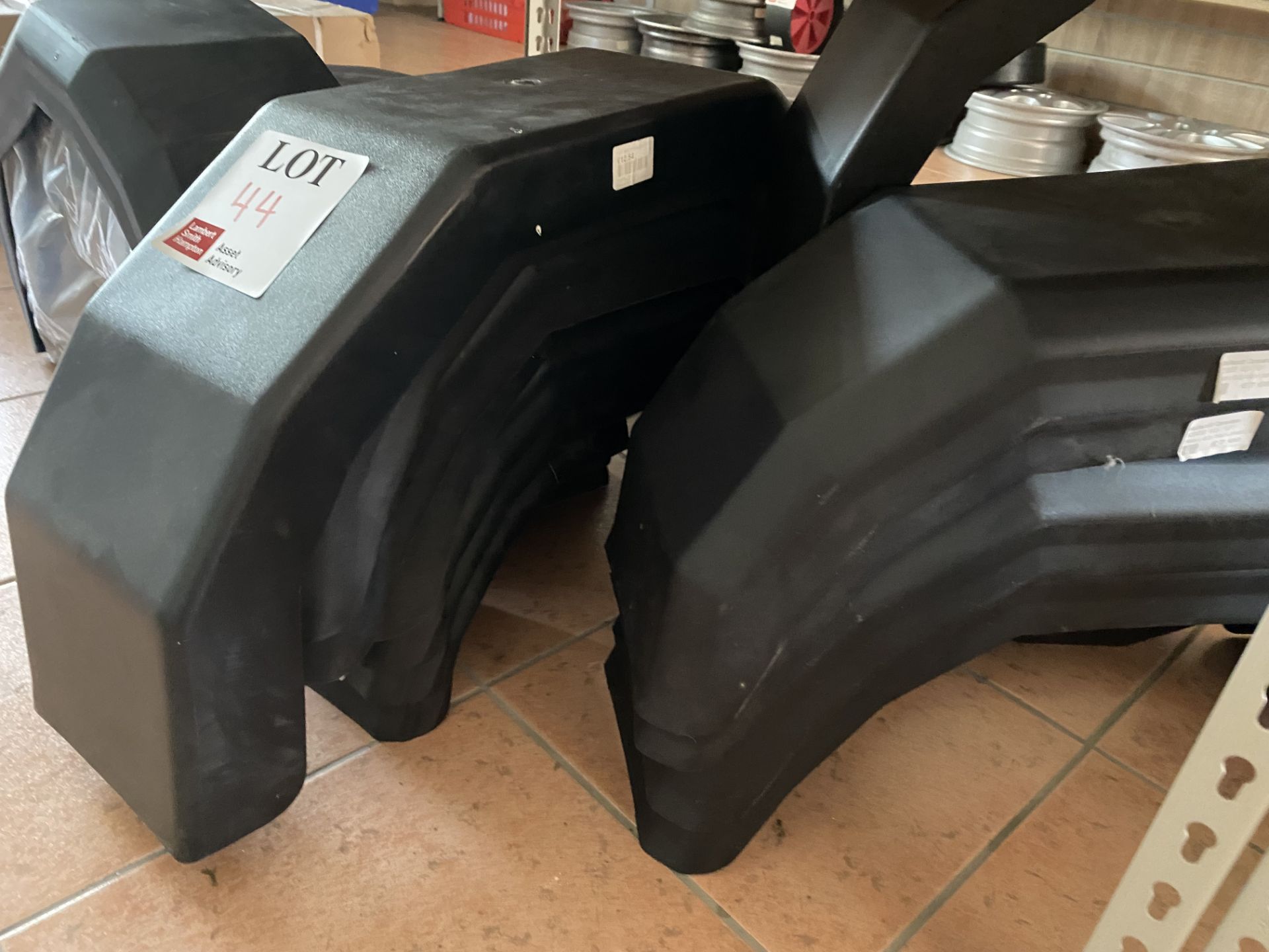 Assorted plastic mud guards in various sizes - Image 3 of 4