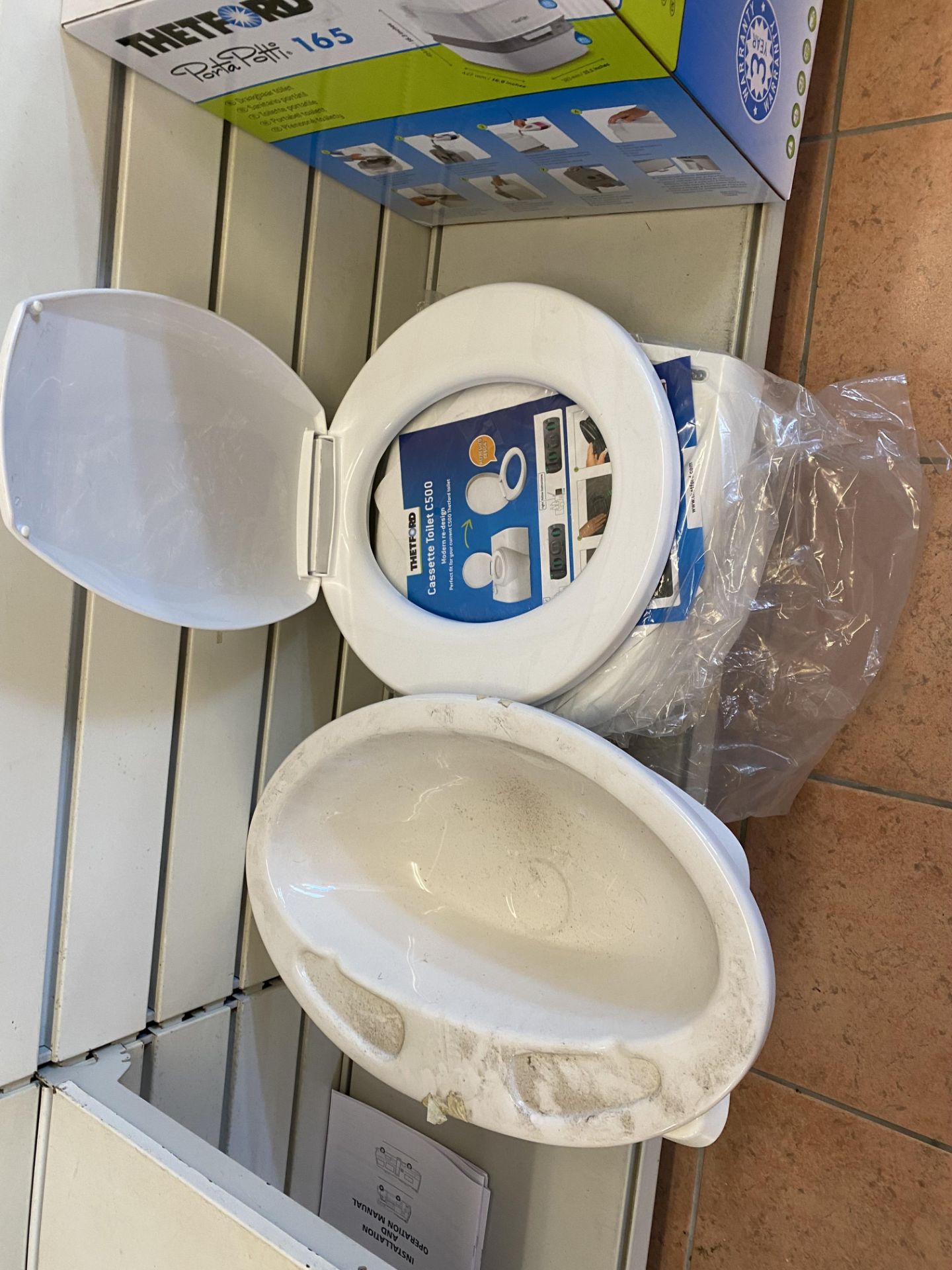 Various plastic toilet seats and washing basins - Bild 3 aus 4