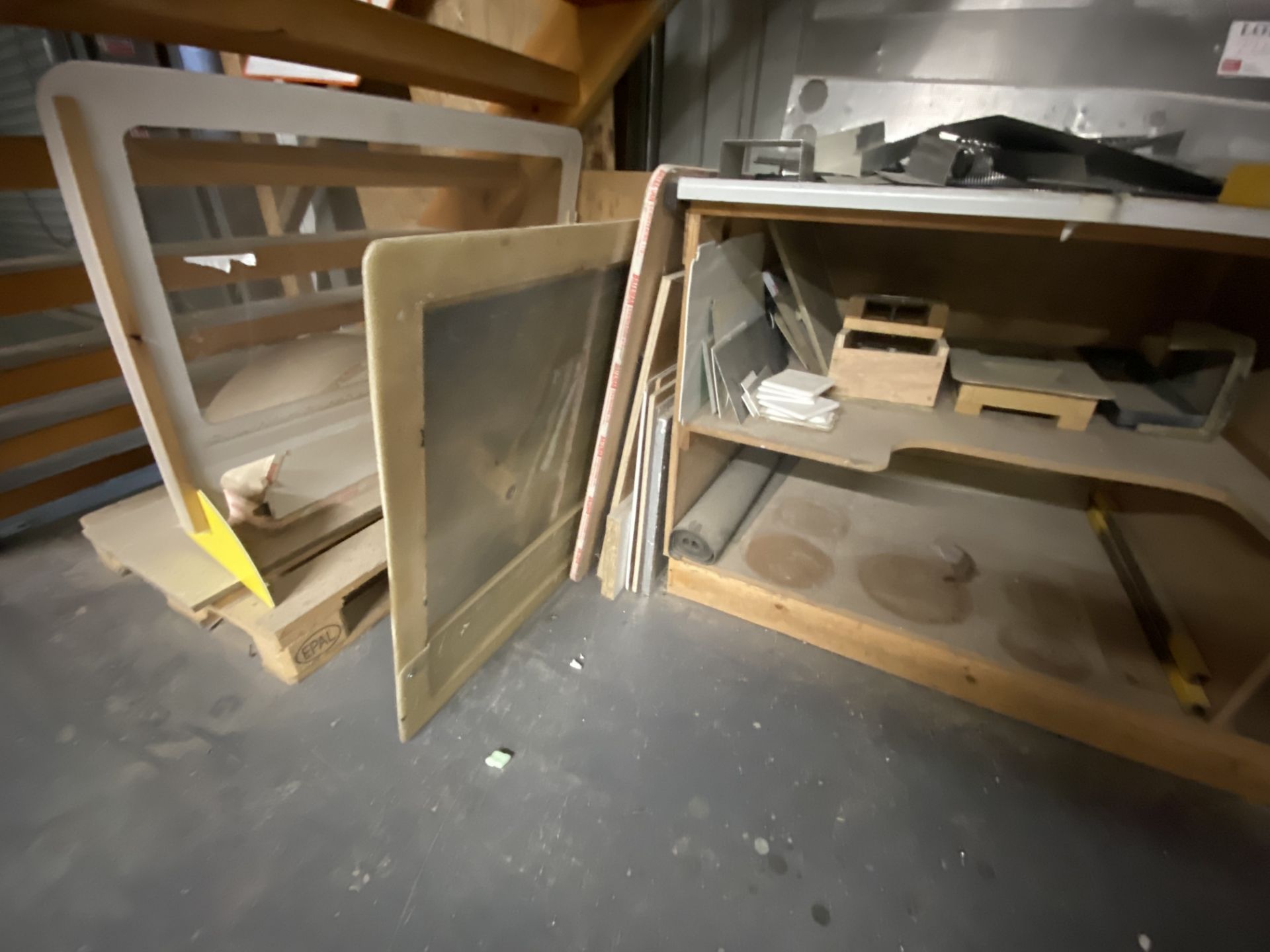 Assorted lot to include contents of workbench, offcut aluminium, plywood etc. - Image 4 of 7