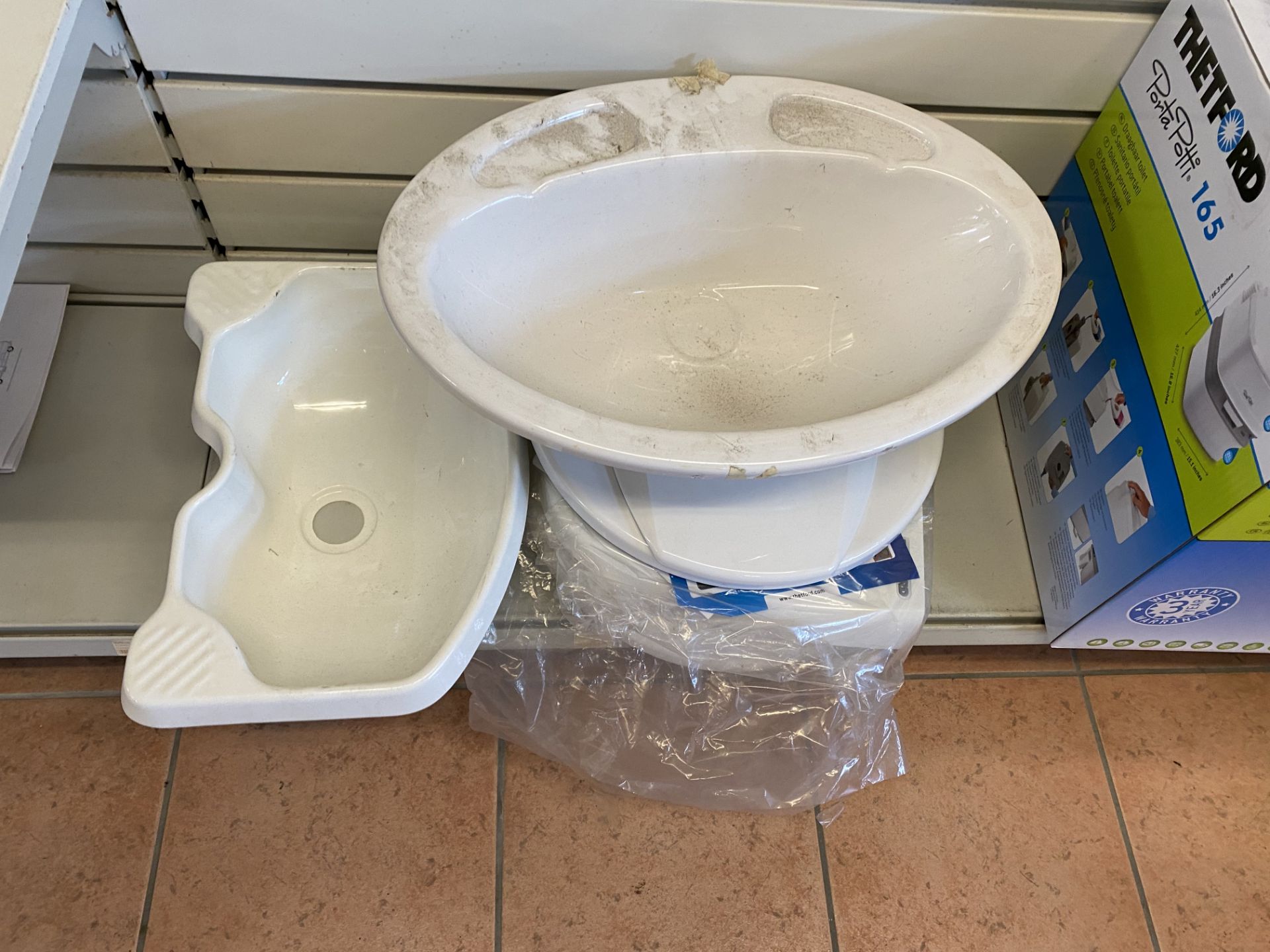 Various plastic toilet seats and washing basins - Bild 2 aus 4