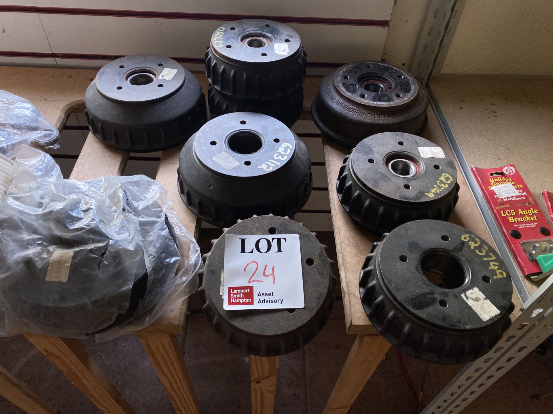 Contents of shelf to include various brake drums - Bild 2 aus 5