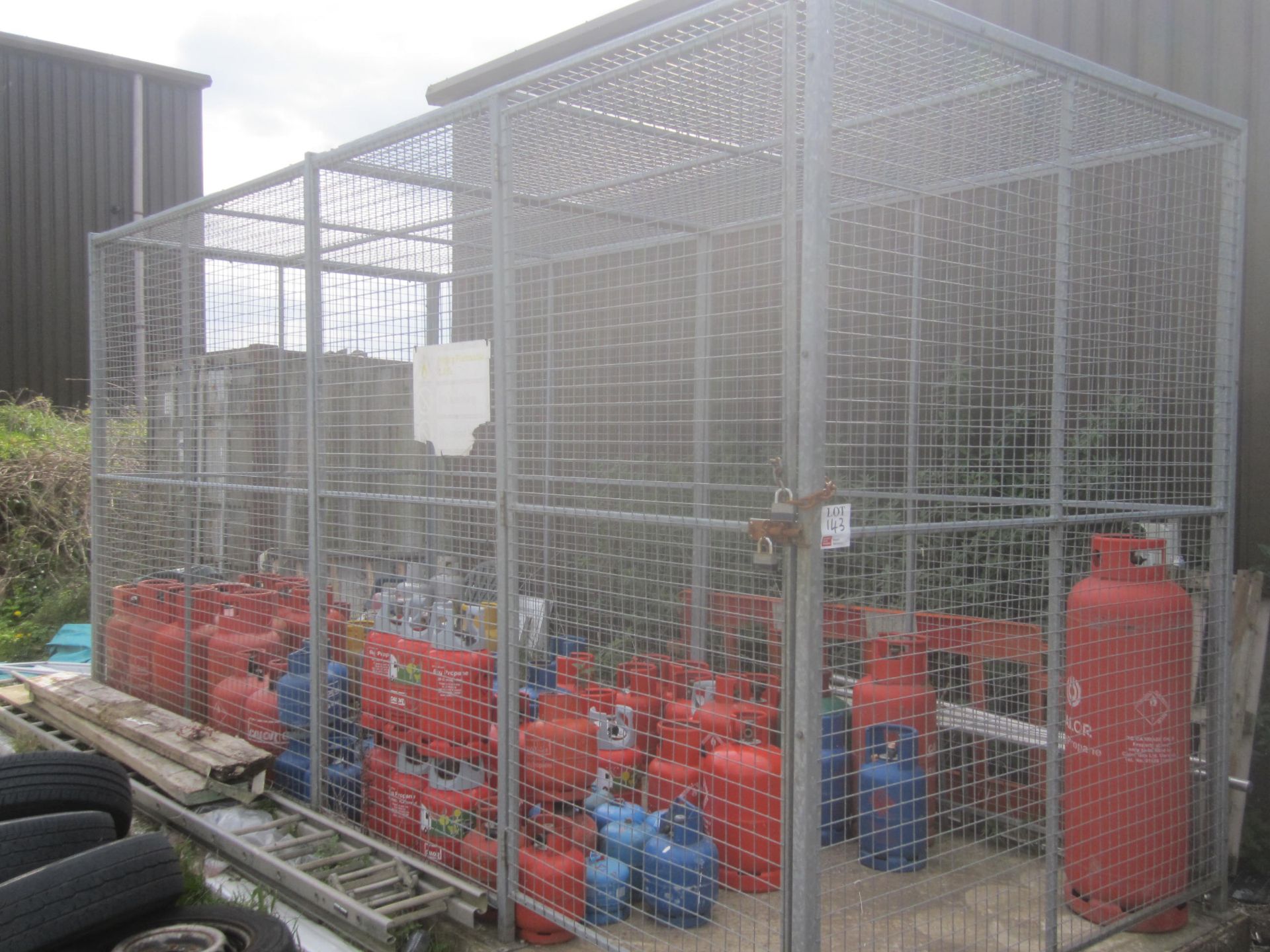Galvanised steel calor gas bottle netted storage enclosure, panel construction, 16ft x 8ft x 8ft - Image 2 of 3
