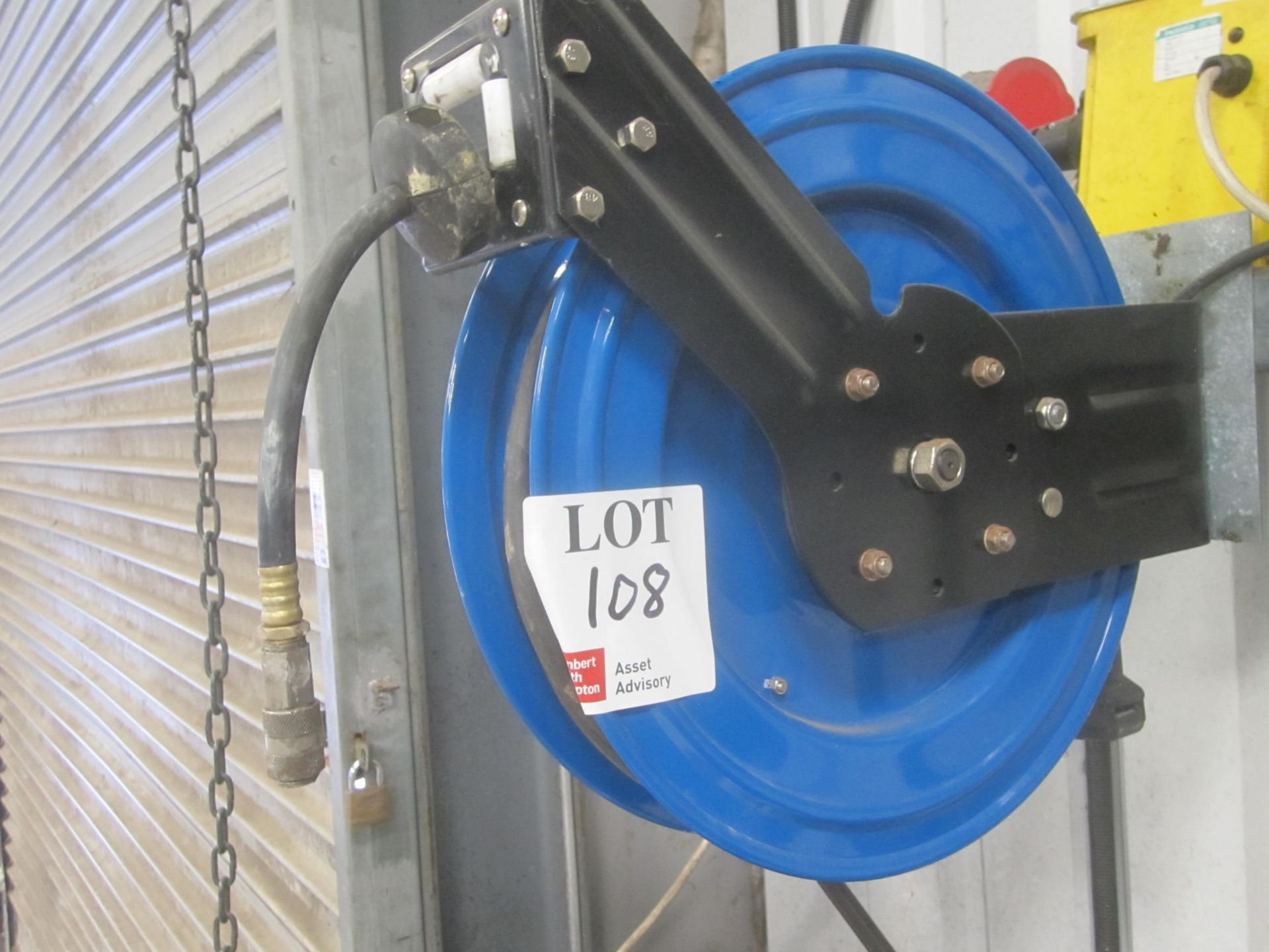 Wall mounted compressed air hose reel