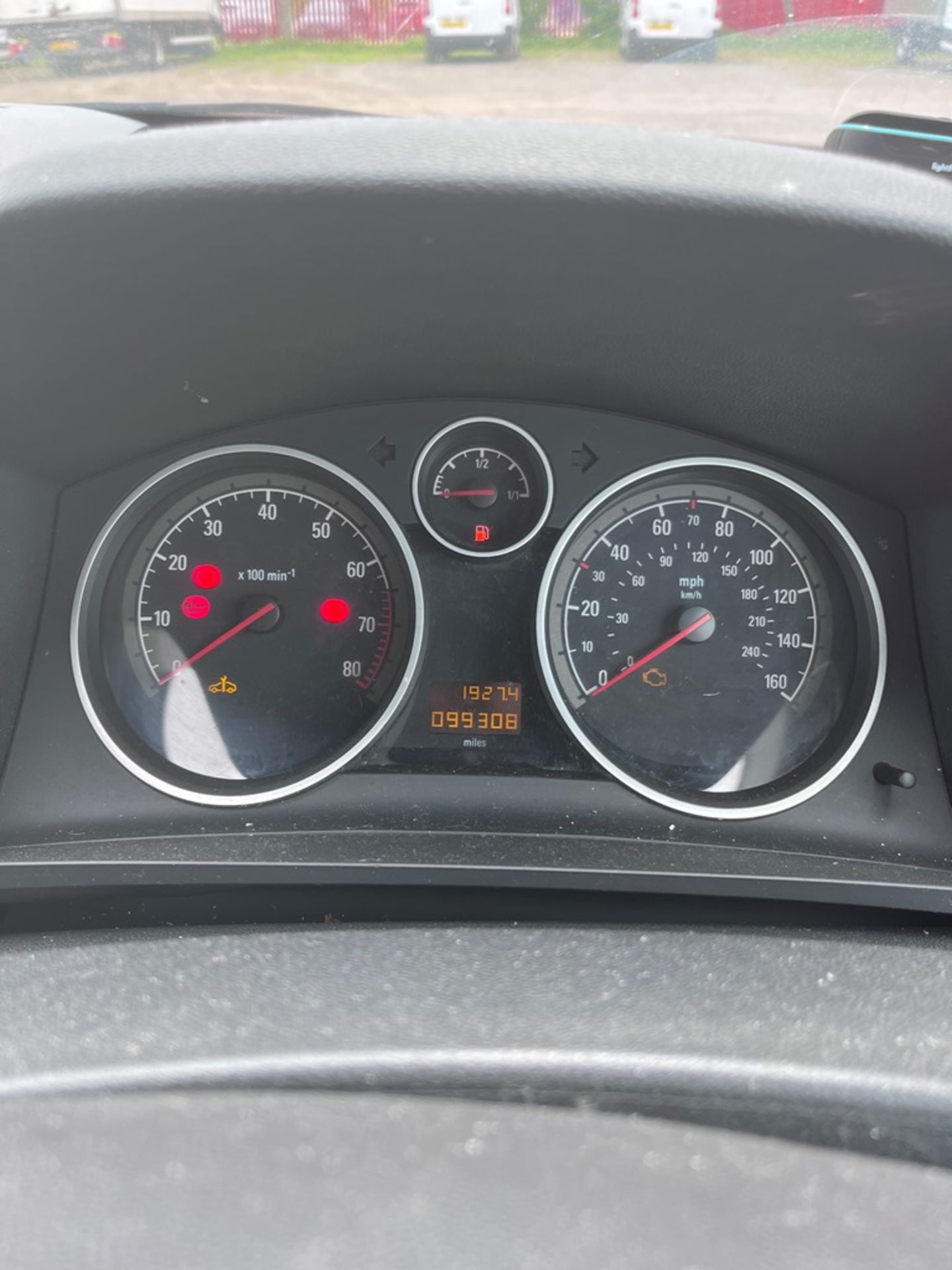 Vauxhall Zafira Design 1.8 petrol medium MPV, 138bhp Registration: LV12 FHB Recorded Mileage: 99,308 - Image 15 of 16