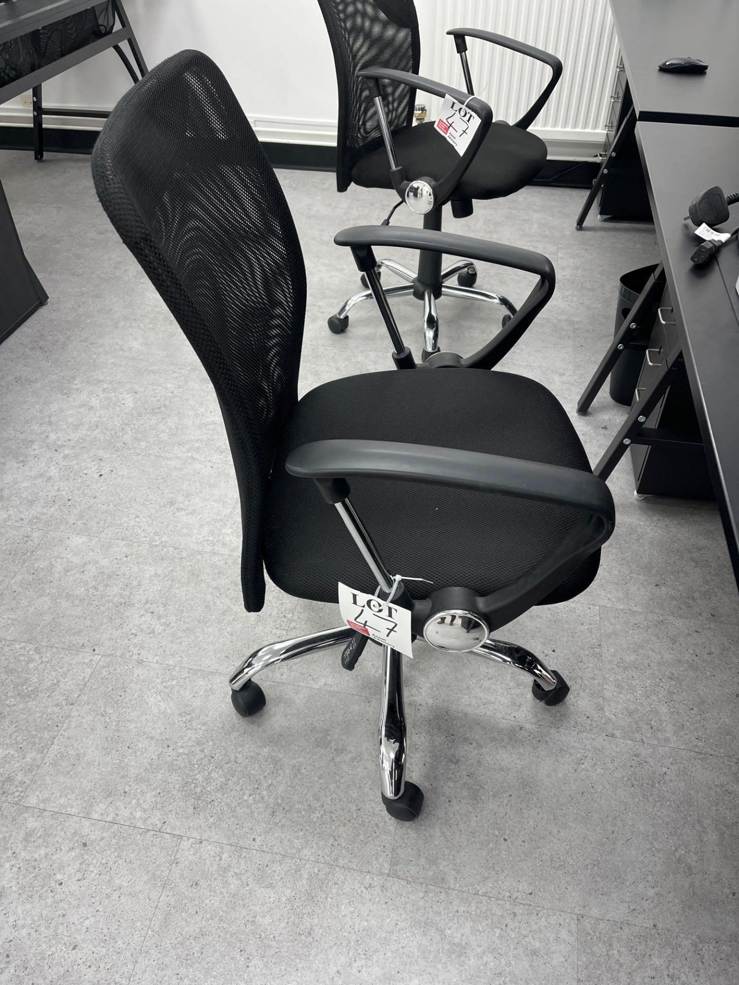 Four black mesh back swivel office chairs - Image 3 of 4
