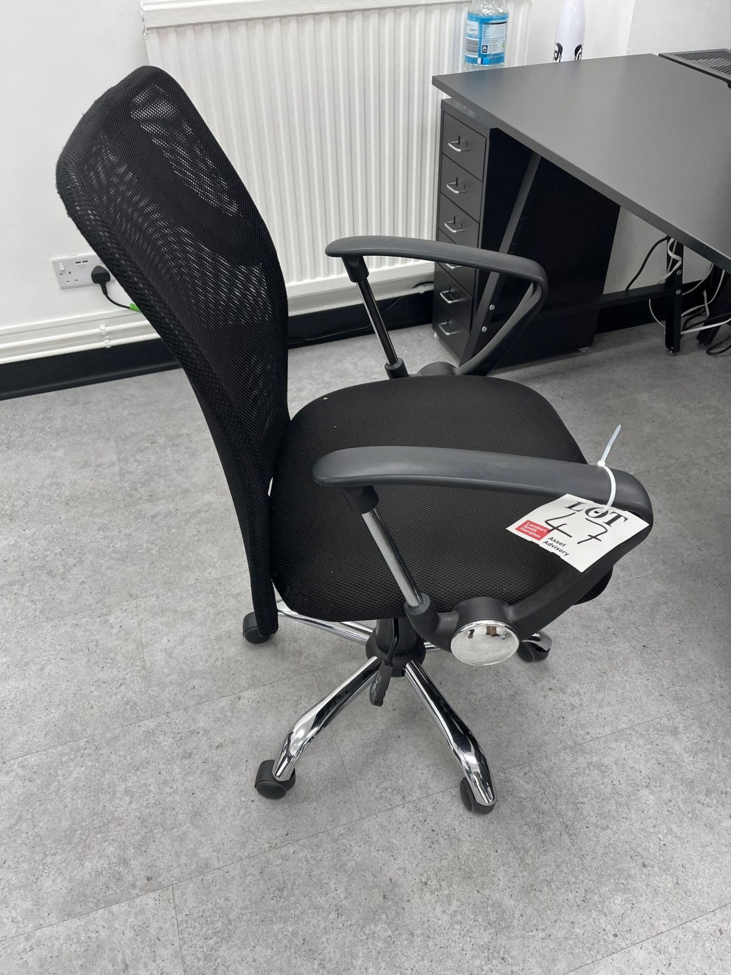 Four black mesh back swivel office chairs - Image 2 of 4
