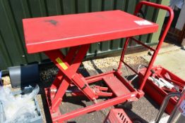 Clarke Strongarm HTL 300 Hydraulic Lifting Table, Table dimensions 815x500mm. Table height 340mm (