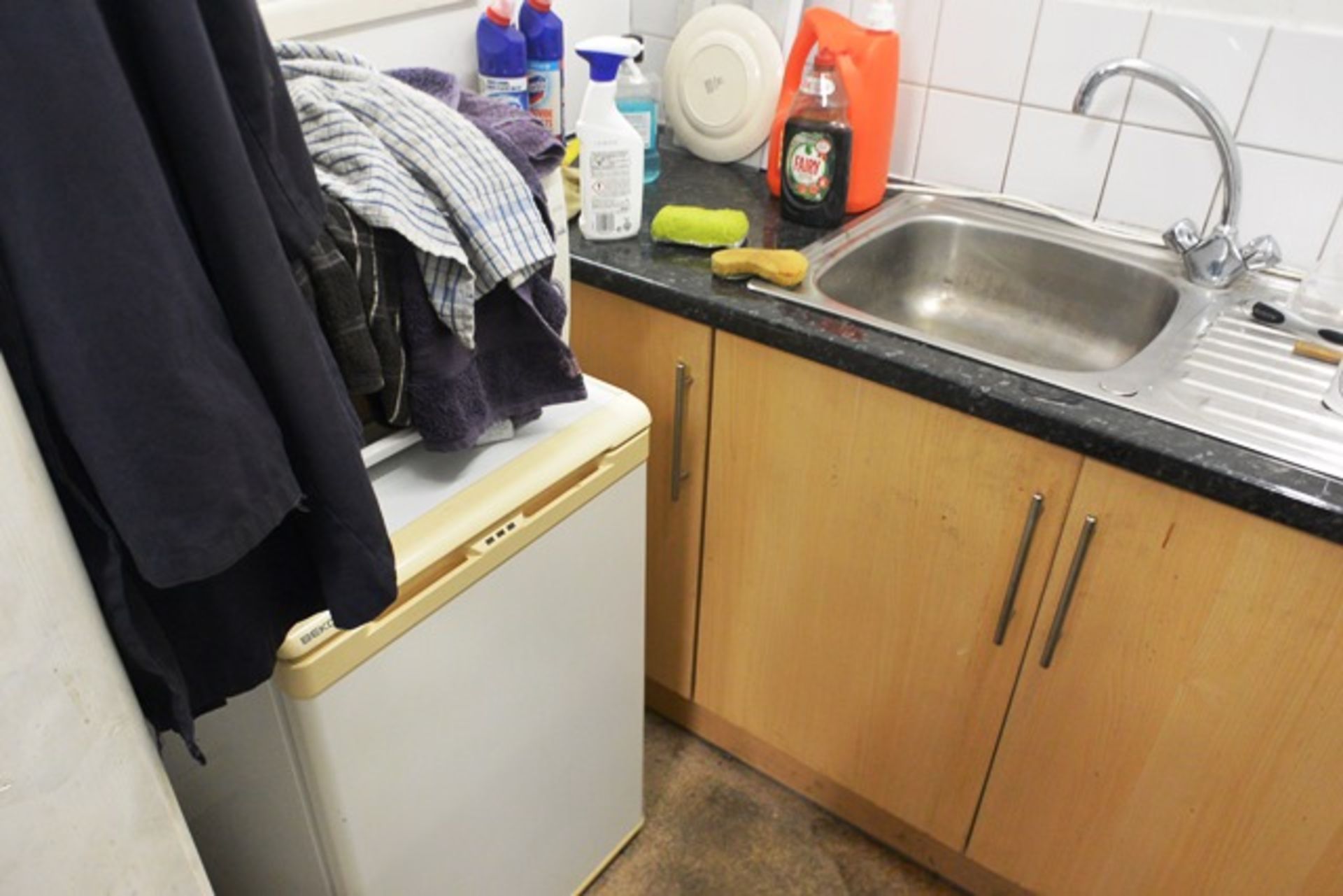 Loose contents of kitchen/canteen to include Beko freezer, Thorn bench top fridge, kettle and - Image 2 of 3