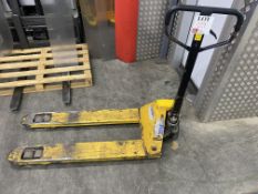 Pallet truck, max 2,500Kg