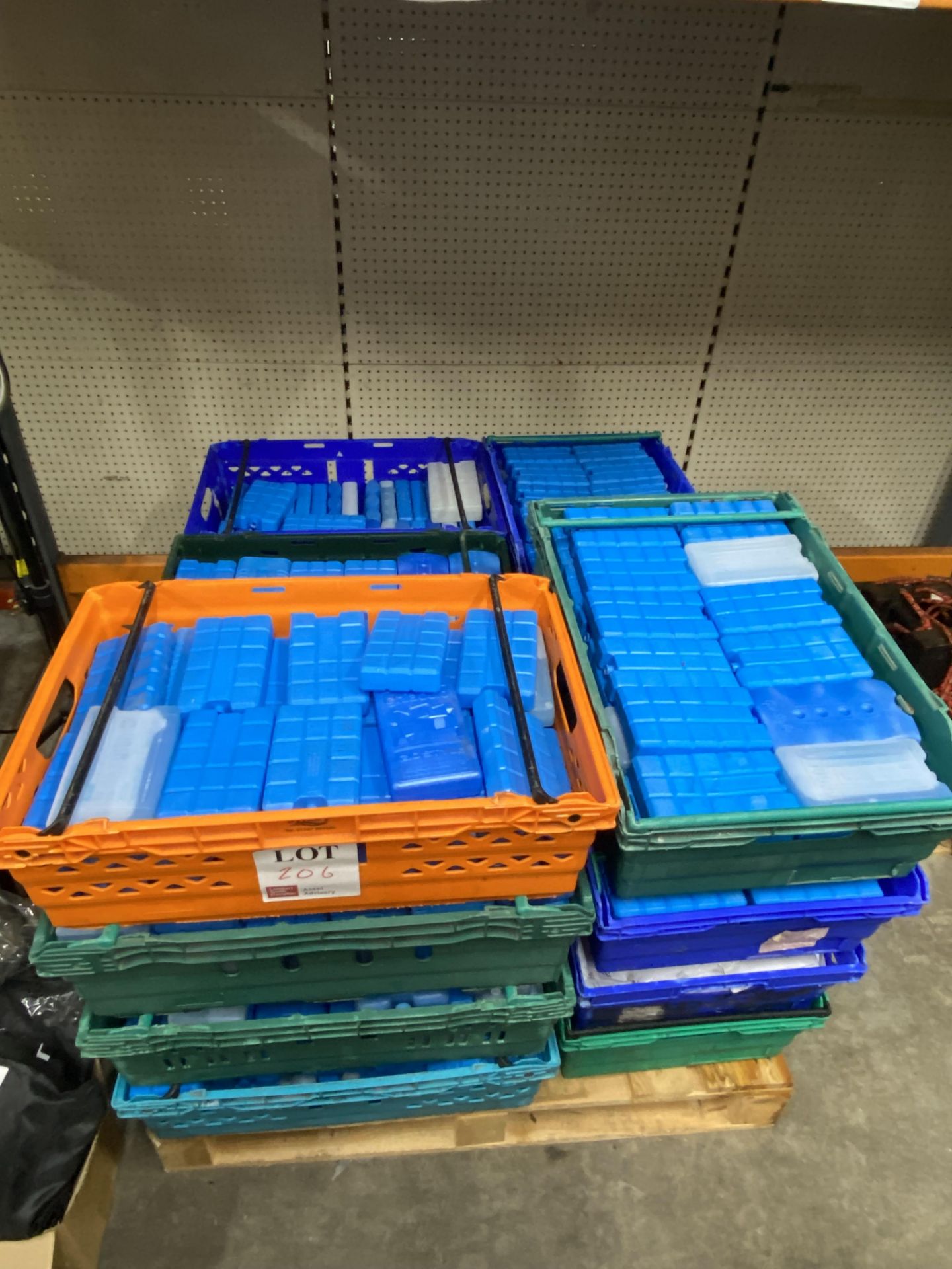 One pallet of refreezable ice packs