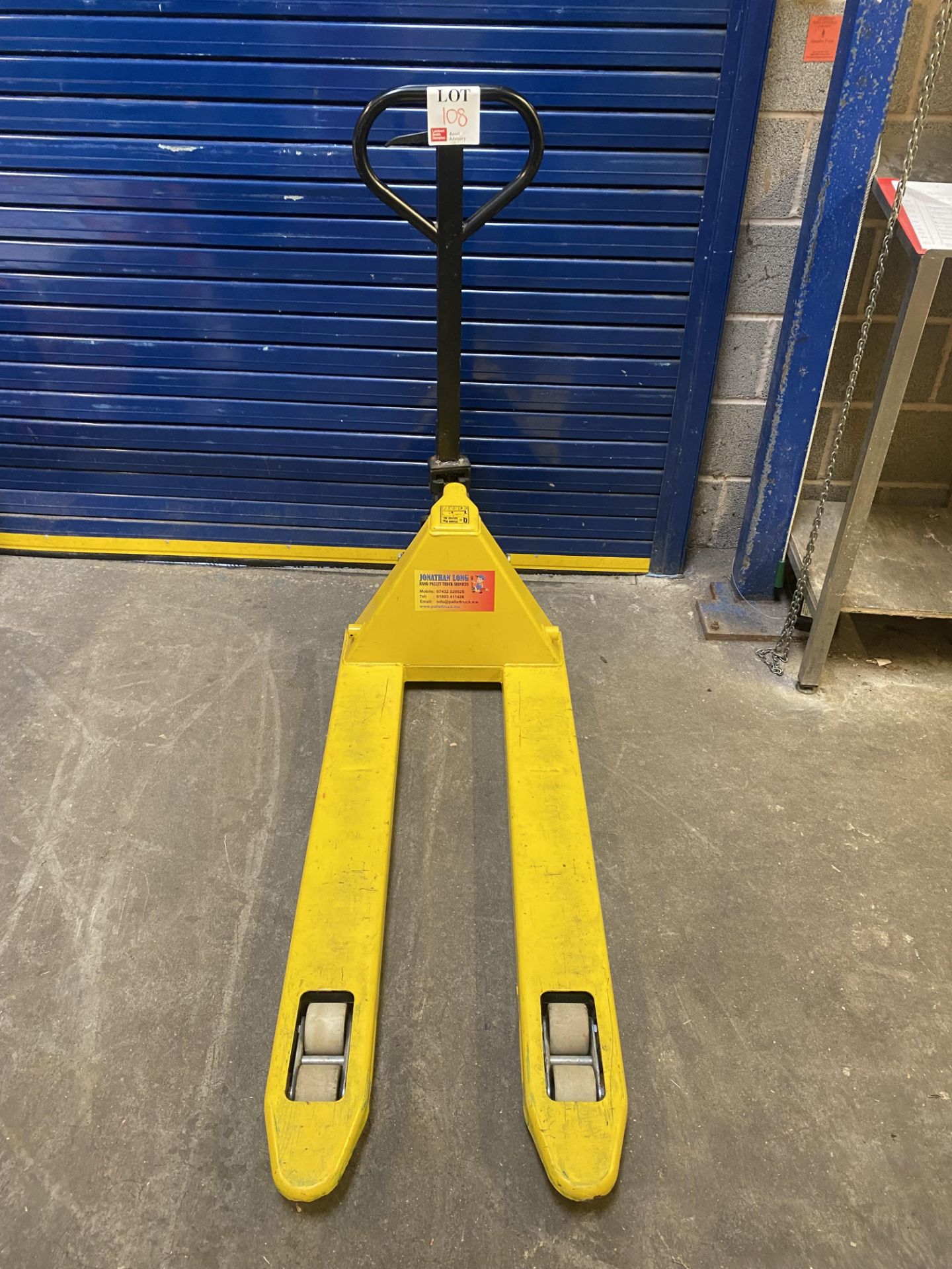 Pallet truck, max 2,500Kg