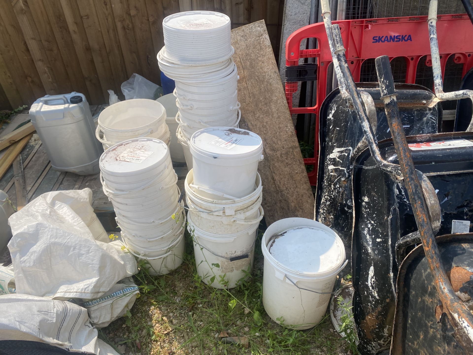 16 plastic lidded barrels, 85 litre and various plastic buckets Located at Unit 54, Newcourt Barton, - Image 3 of 4