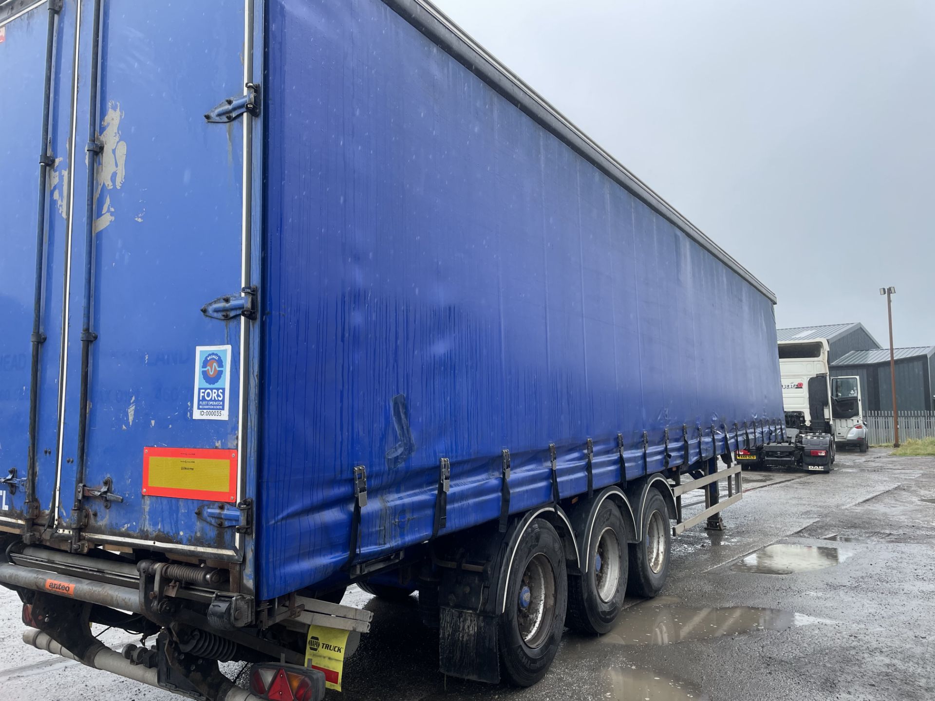 SDC T tri-axle curtainside trailer - Image 3 of 12