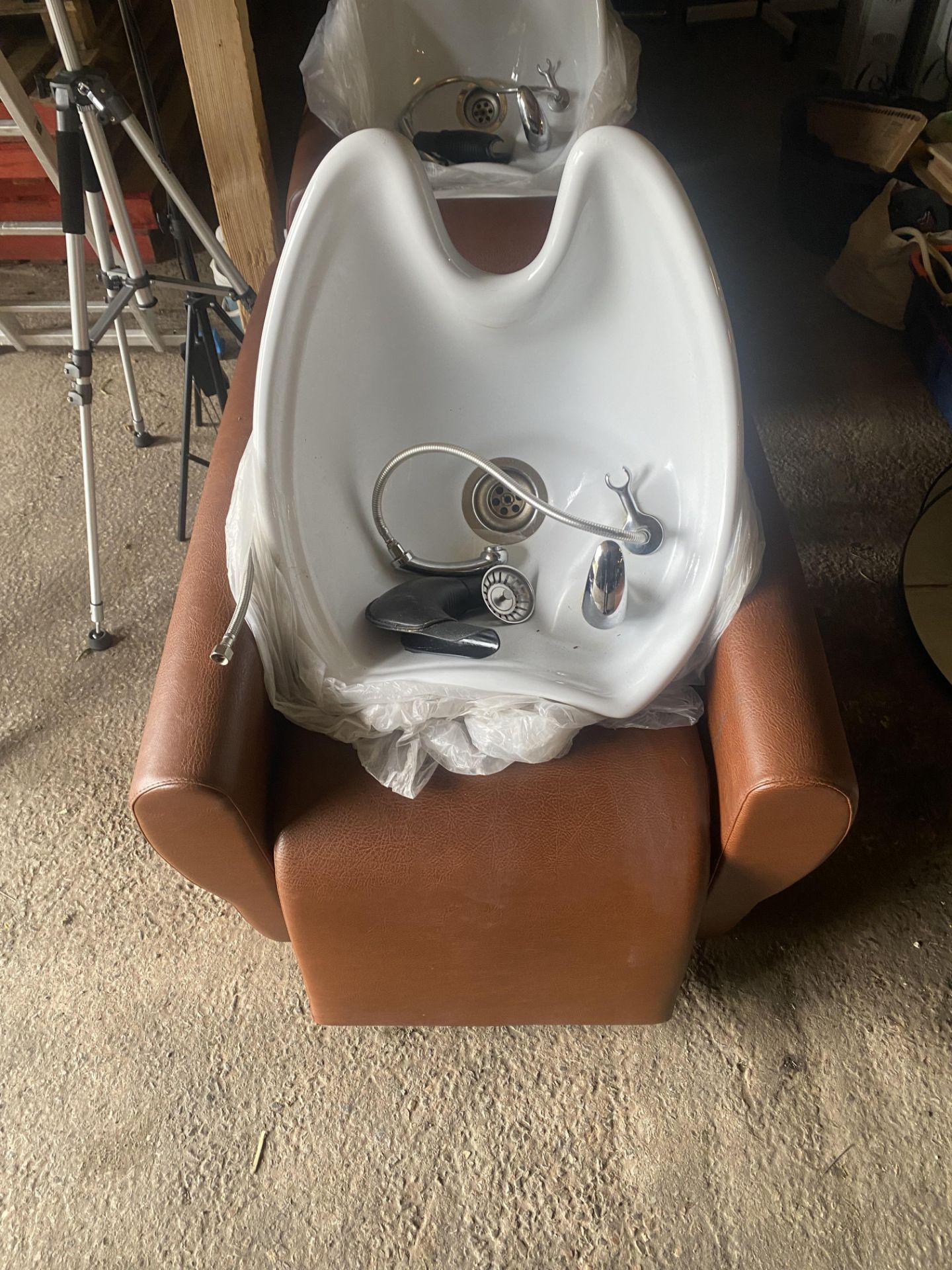 Leatherette salon electric recliner backwash station - Image 2 of 4