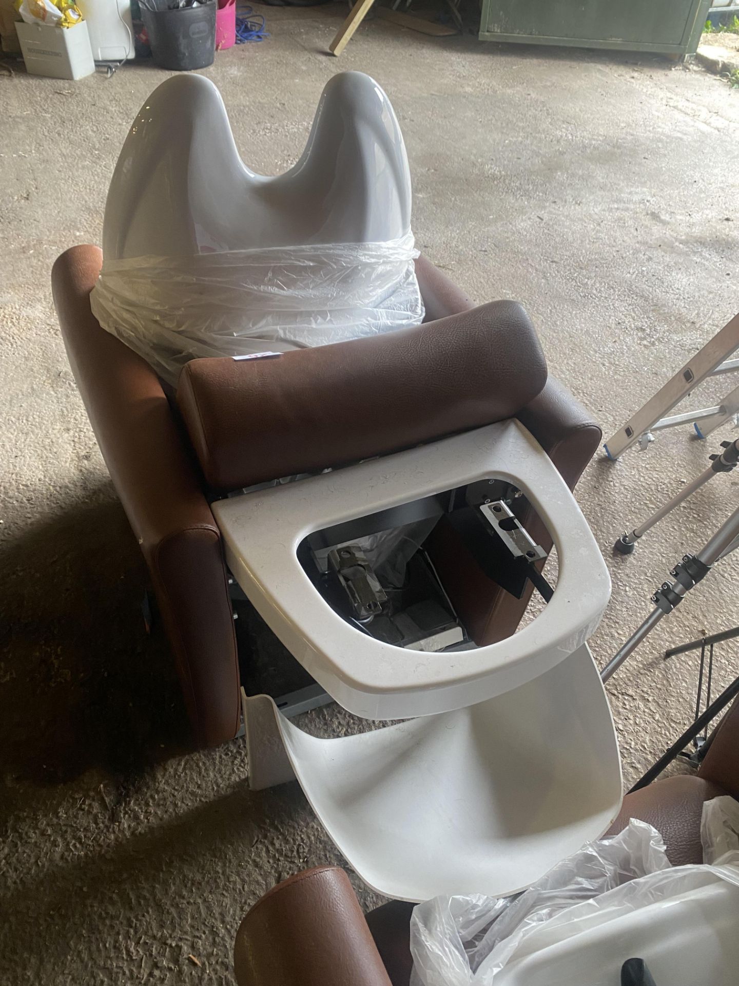 Leatherette salon electric recliner backwash station - Image 3 of 4