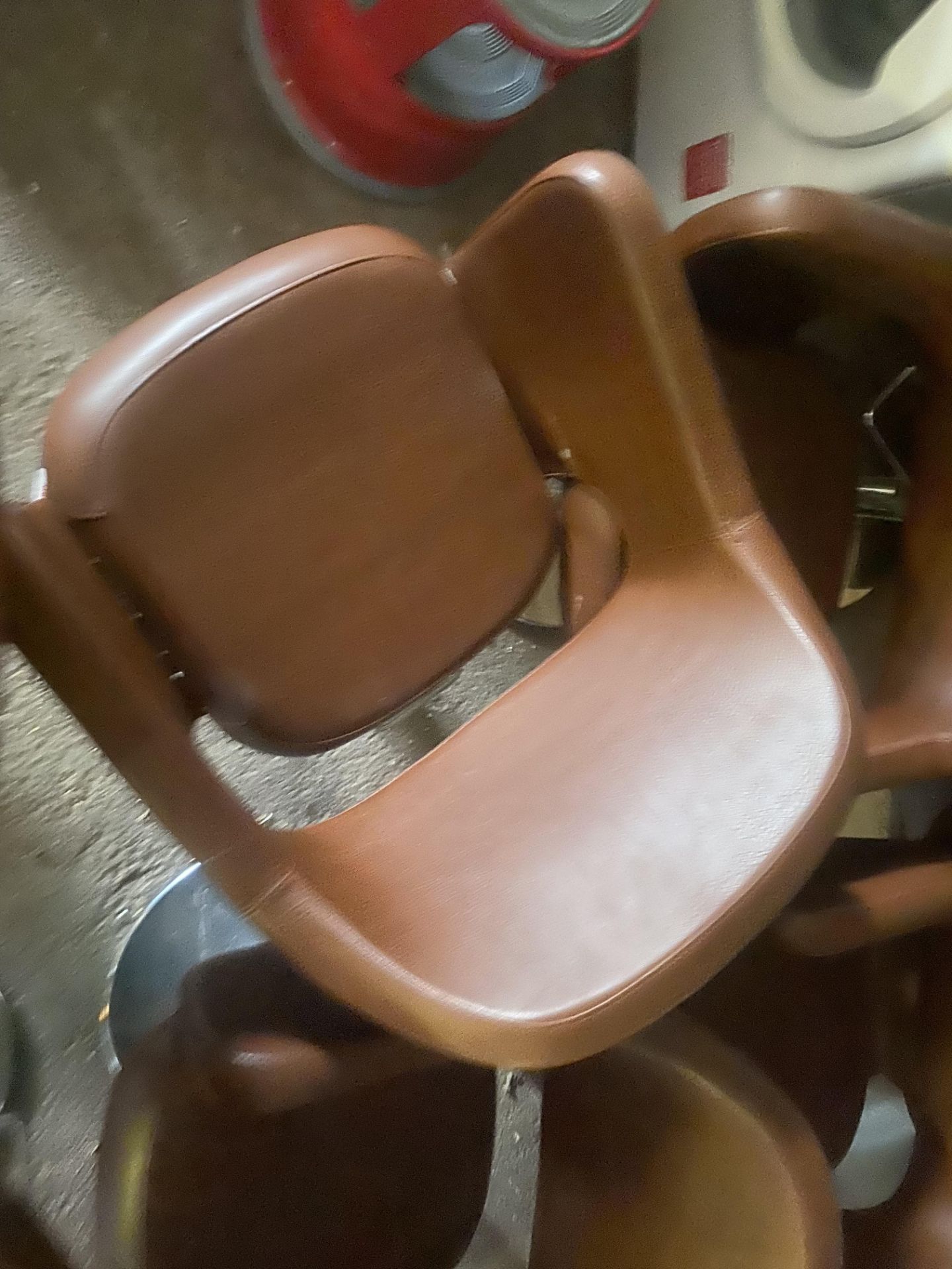 Five brown leatherette adjustable height swivel hair salon chairs - Image 3 of 6