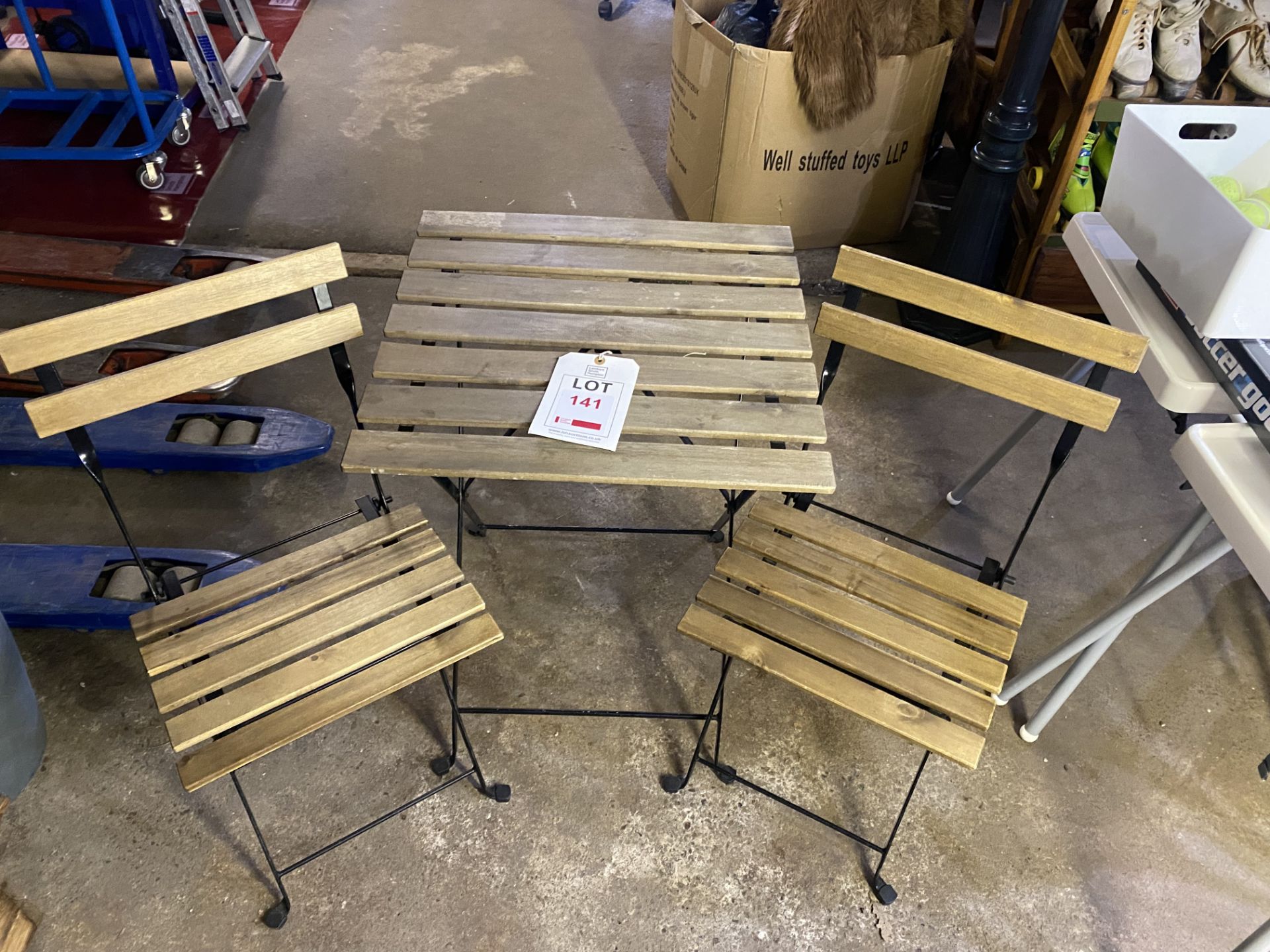 Slatted table with two chairs