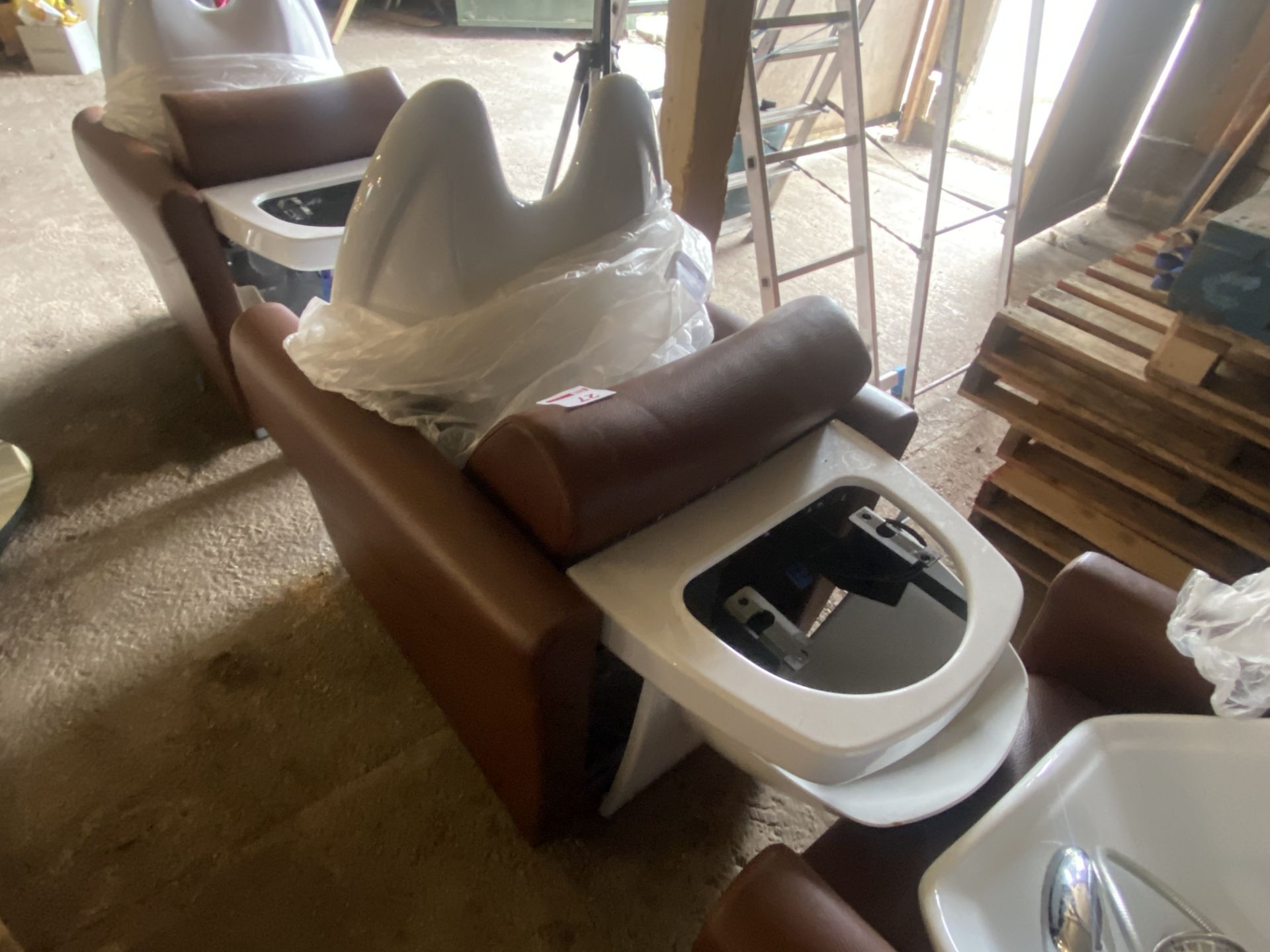 Leatherette salon electric recliner backwash station - Image 3 of 4