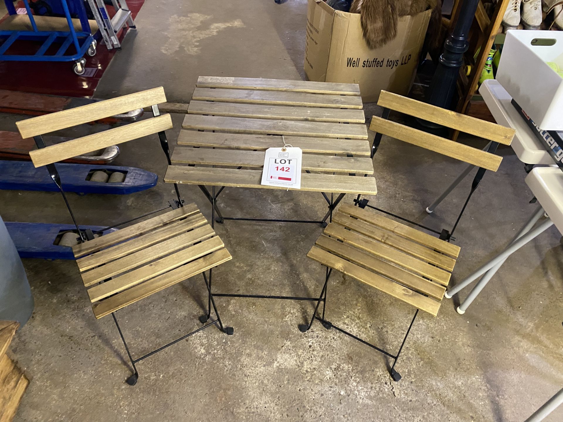 Slatted table with two chairs