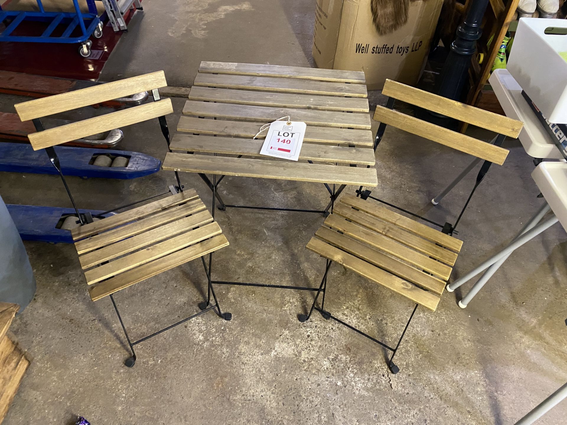 Slatted table with two chairs