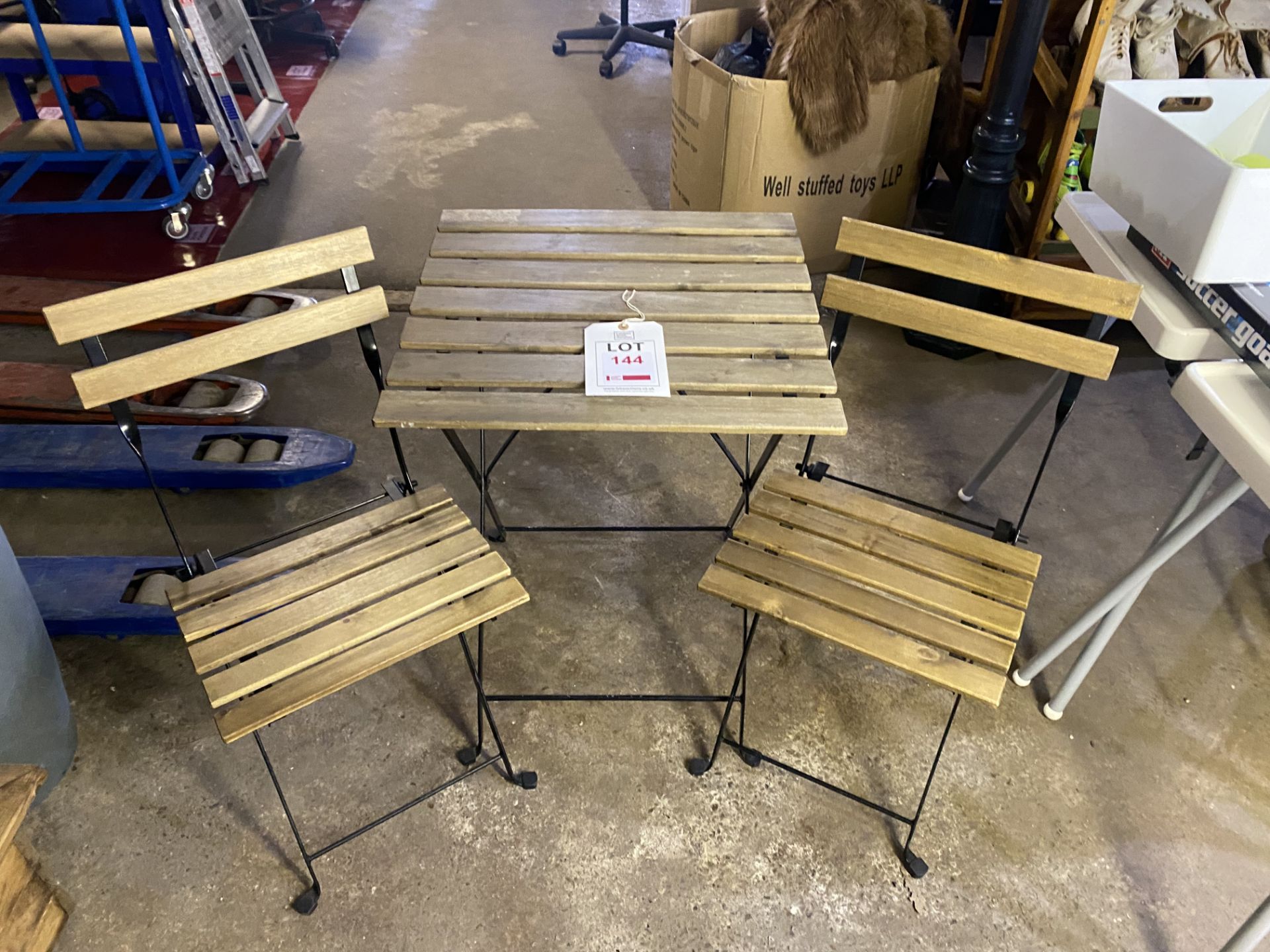 Slatted table with two chairs