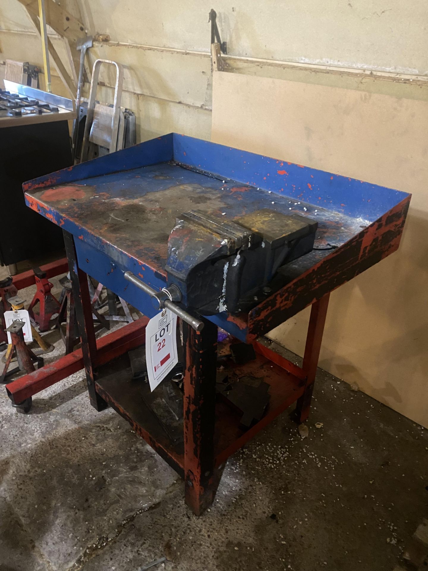 Metal workbench with undershelf drawer, 1m x 660, and 6" bench vice - Image 2 of 4