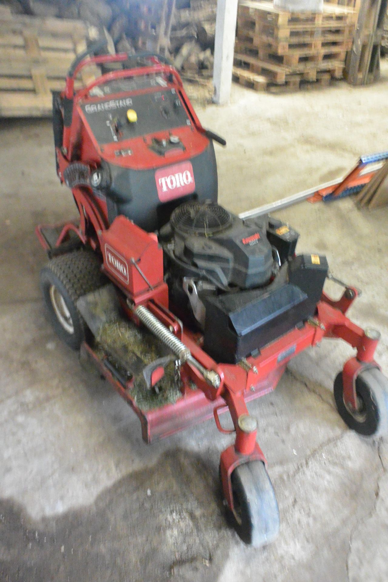 Toro compact grandstand turbo 40" stand-on side discharge mower (2018) - Image 4 of 7
