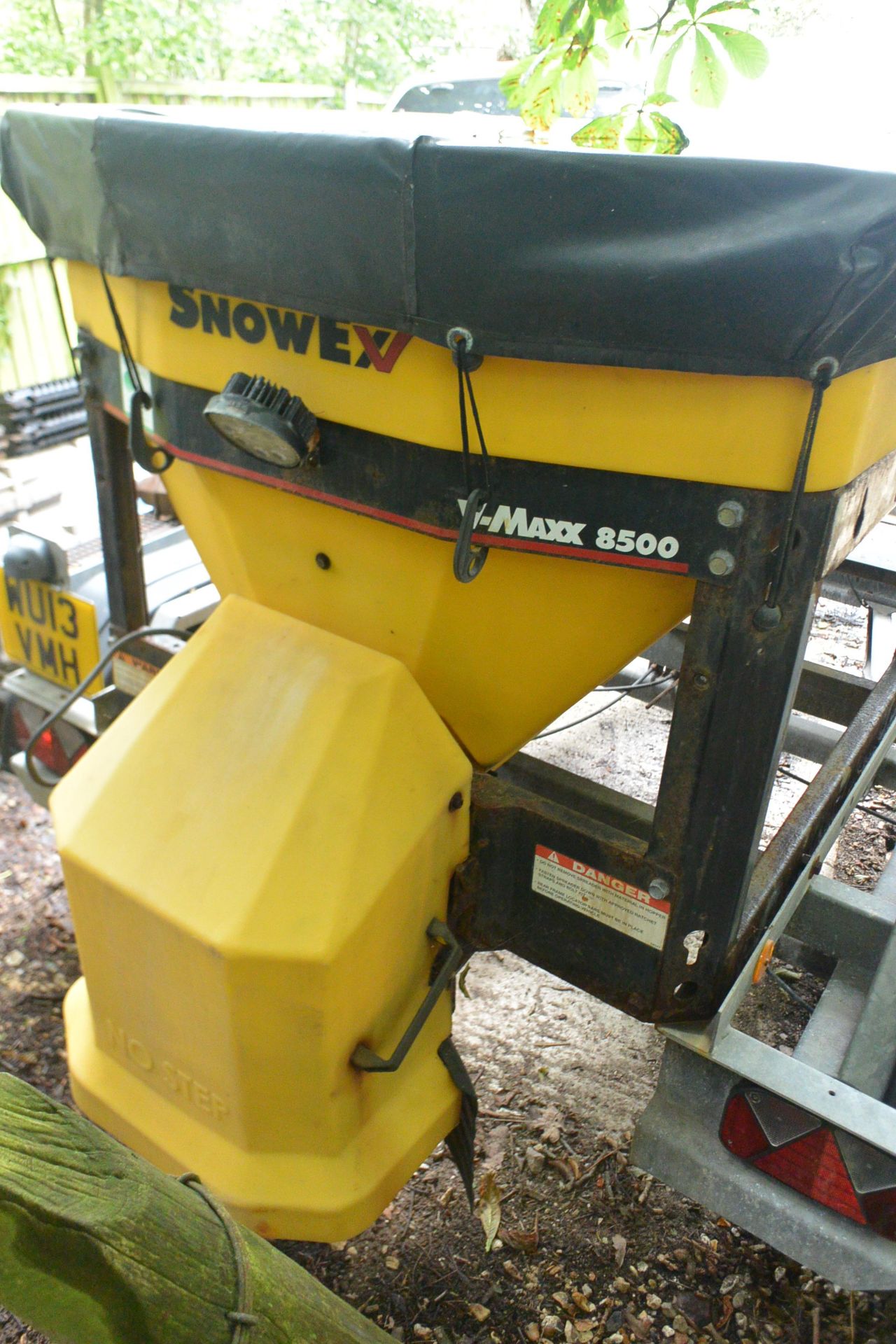 SnowEx V-Maxx SP8500 salt spreading body, type: EX-V-Maxx850, serial number: G1-913036 mounted on Kn - Image 4 of 8