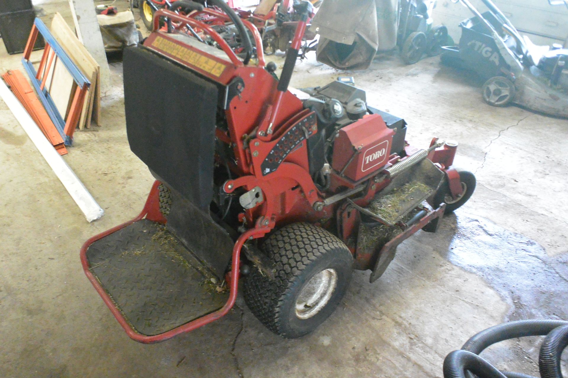 Toro compact grandstand turbo 40" stand-on side discharge mower (2018) - Image 5 of 7