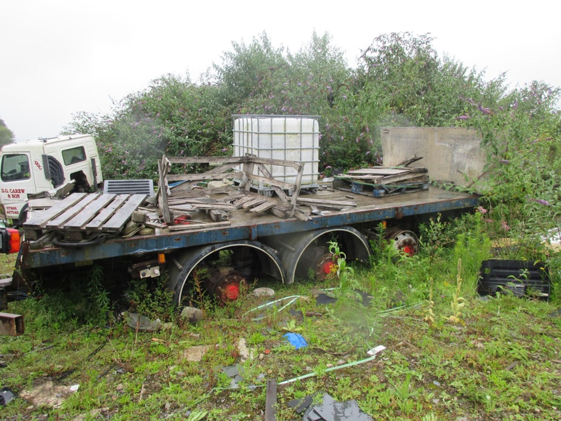 Abel tri-axle draw bar flat bed trailer - wheels missing - scrap only Located: Lantoon Farm, - Image 2 of 6