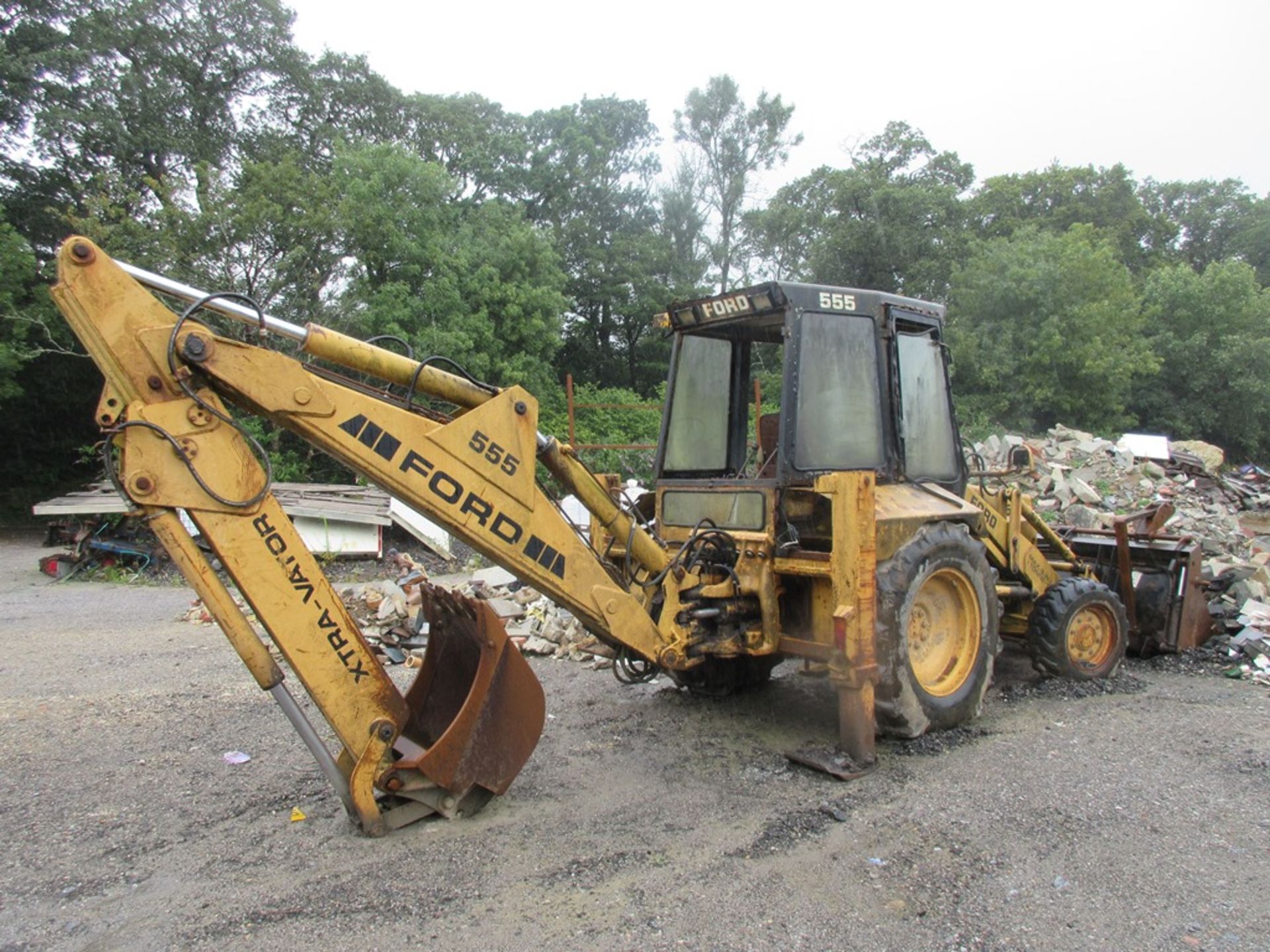 Ford 555 Xtra-Vator back hoe front loader (1998) with 4 double bucket, max SWL 1 Tonne Mileage: 13, - Image 2 of 15