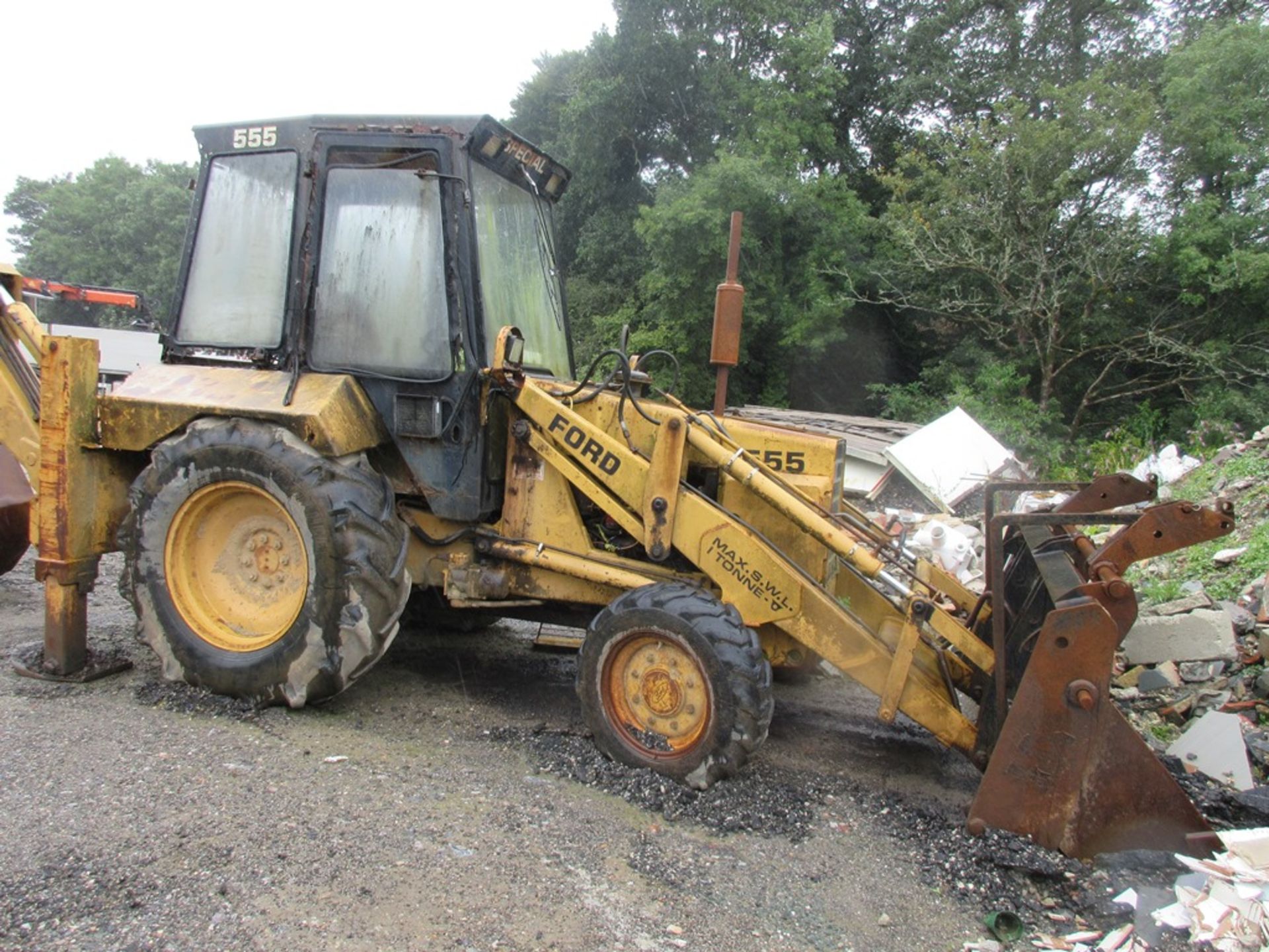 Ford 555 Xtra-Vator back hoe front loader (1998) with 4 double bucket, max SWL 1 Tonne Mileage: 13, - Image 5 of 15