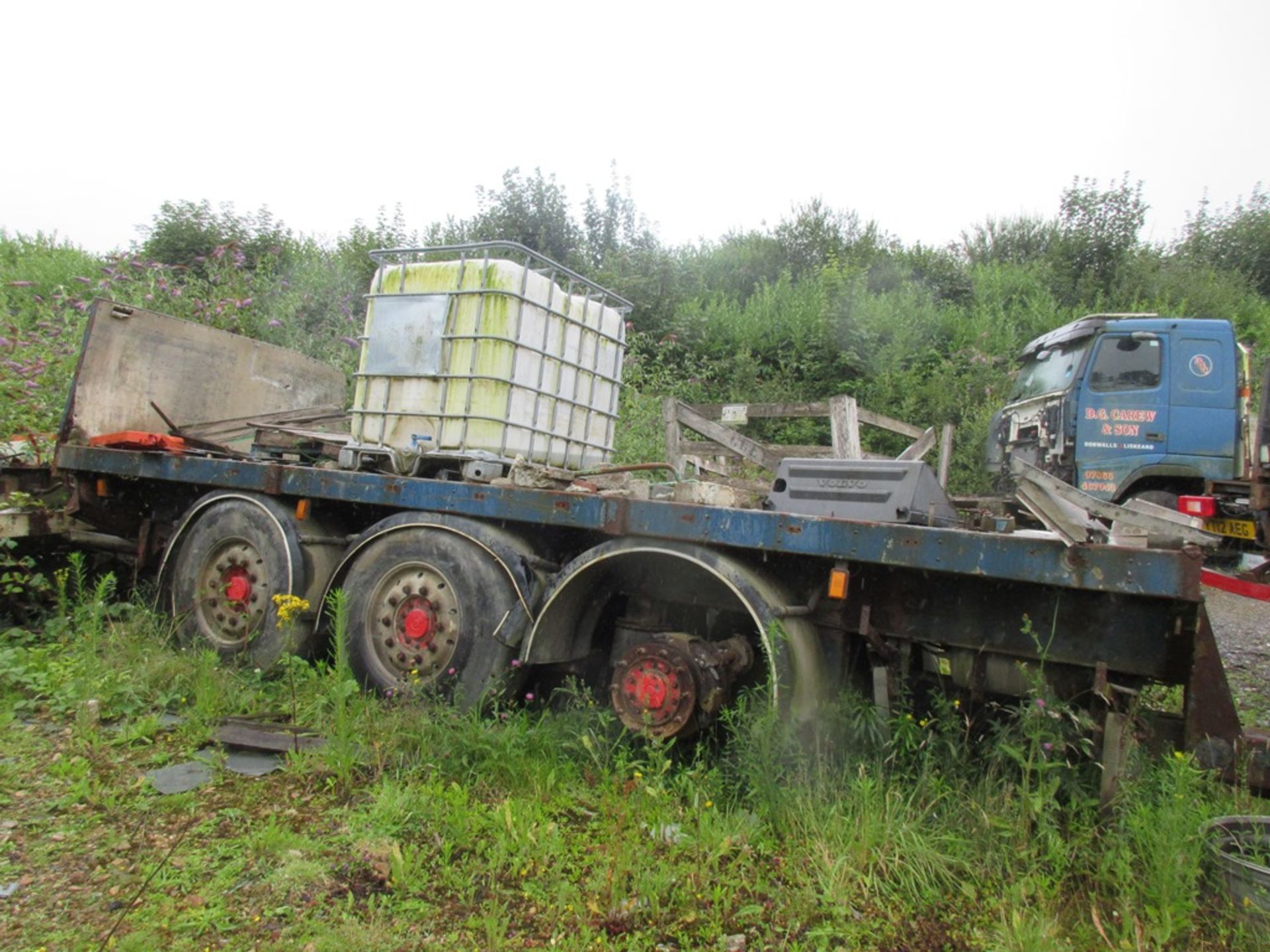 Abel tri-axle draw bar flat bed trailer - wheels missing - scrap only Located: Lantoon Farm, - Image 5 of 6