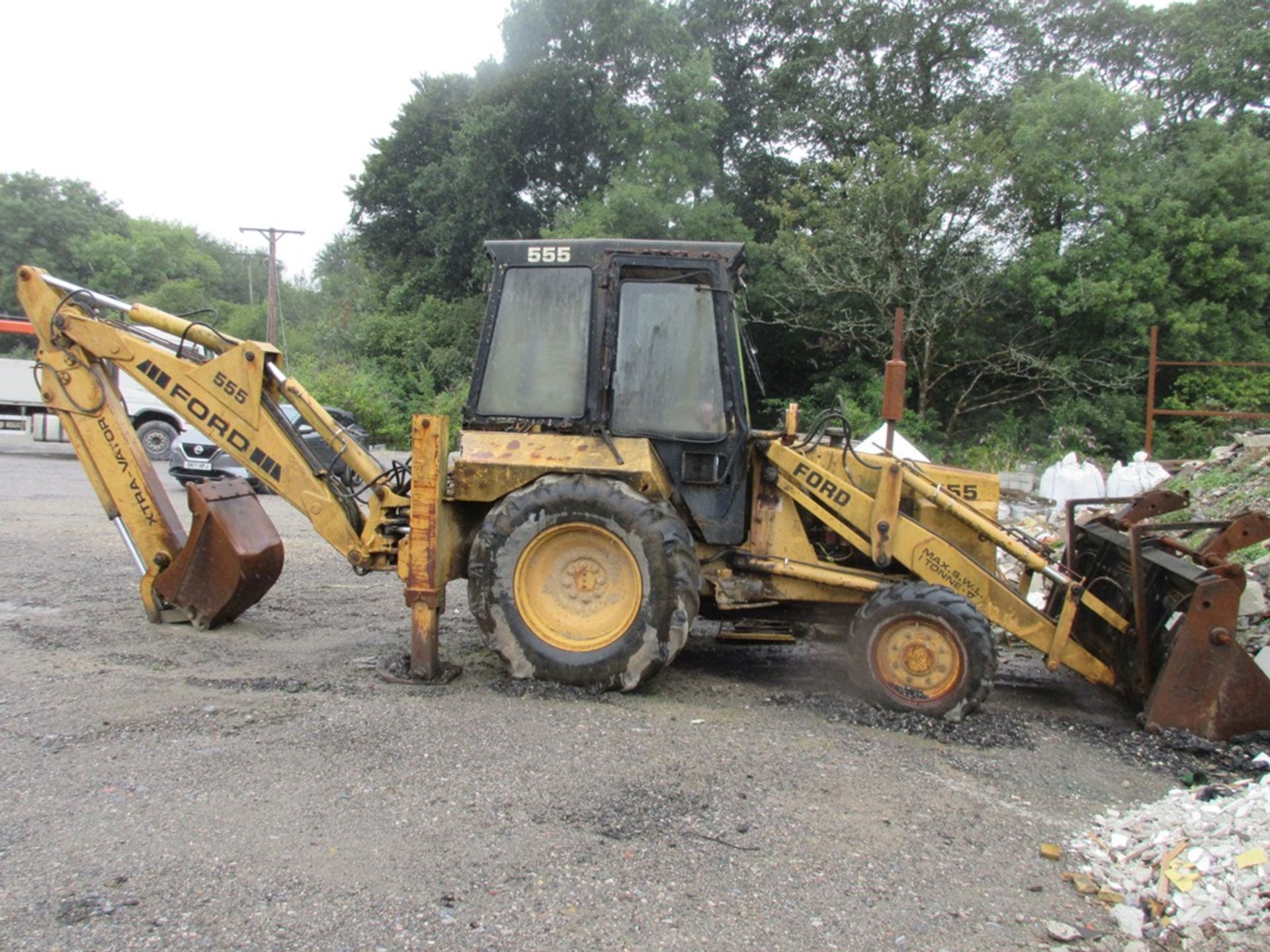 Ford 555 Xtra-Vator back hoe front loader (1998) with 4 double bucket, max SWL 1 Tonne Mileage: 13,