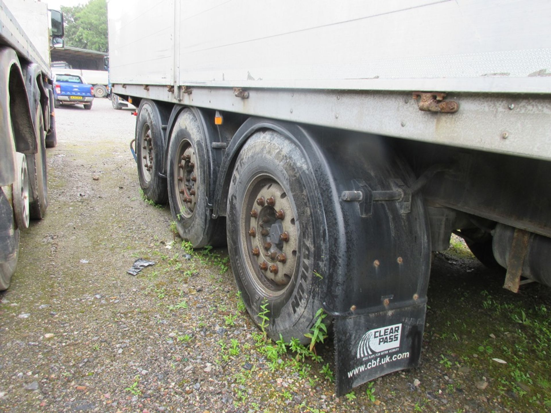 Abel tri-axle draw bar drop side flat bed trailer, model DB24CCA3R, serial no 3144.04 (2008) - bed - Image 5 of 10