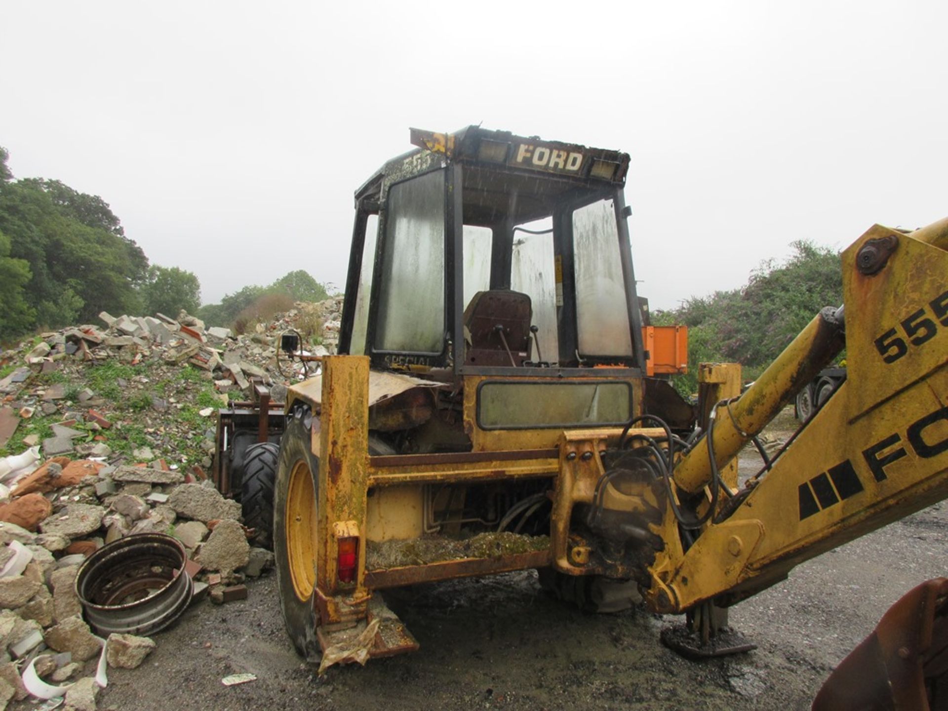 Ford 555 Xtra-Vator back hoe front loader (1998) with 4 double bucket, max SWL 1 Tonne Mileage: 13, - Image 4 of 15
